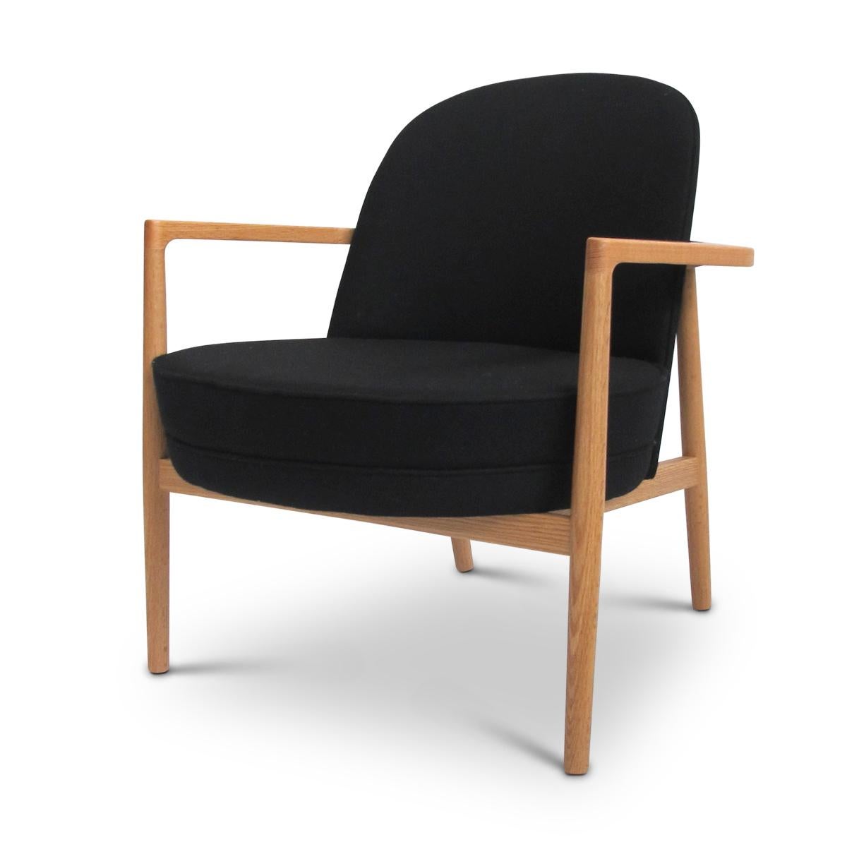 Niels Gammelgaard - round chair

Beautiful, minimal design lounge chair, model 'Round', produced by Woodmark Arne Christiansen. 
Oak frame, upholstered in black Divina wool from Kvadrat.