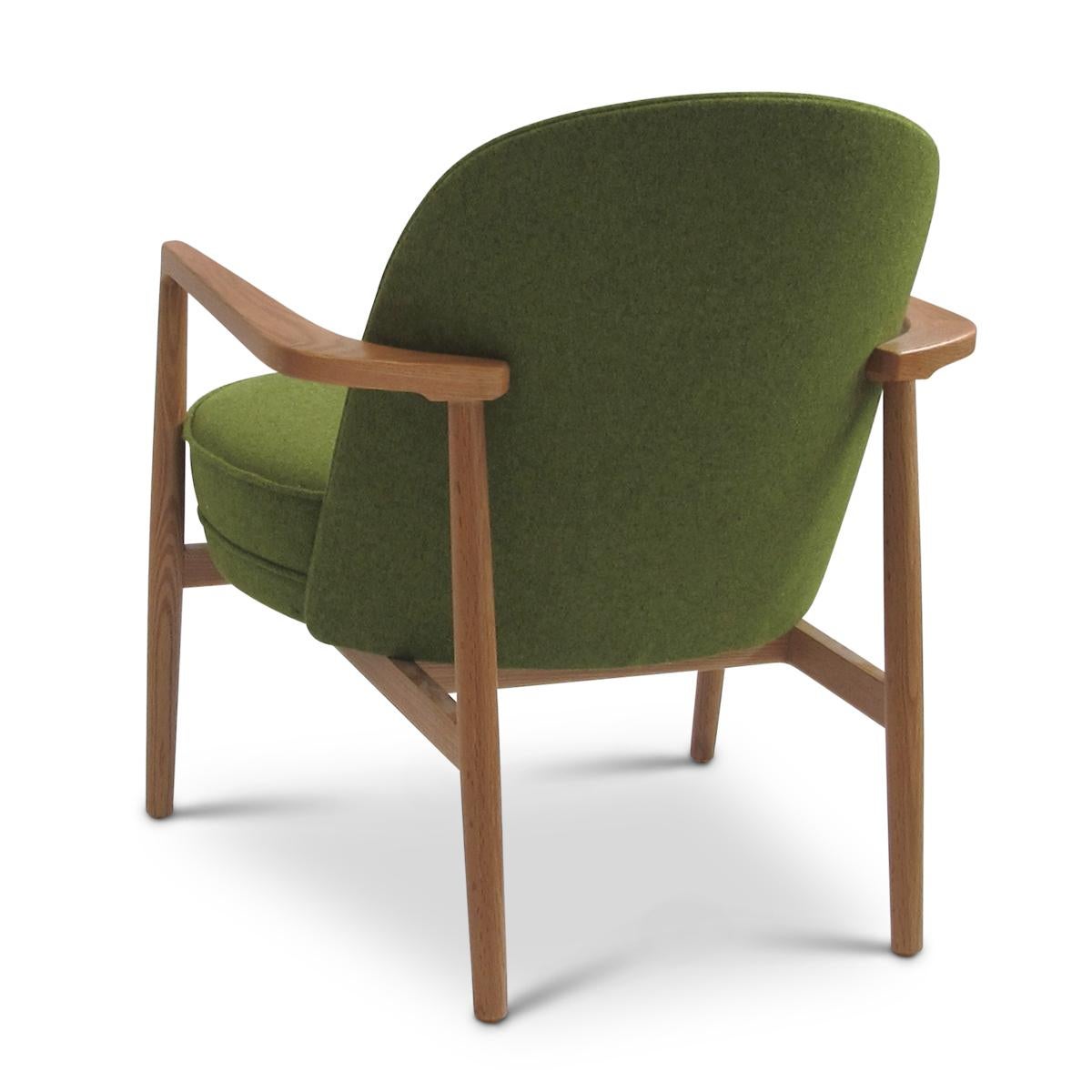 Niels Gammelgaard - Round chair

Beautiful, minimal design lounge chair, model 'Round', produced by Woodmark Arne Christiansen. 
Oak frame, green mix blazer wool upholstery from Camera.
