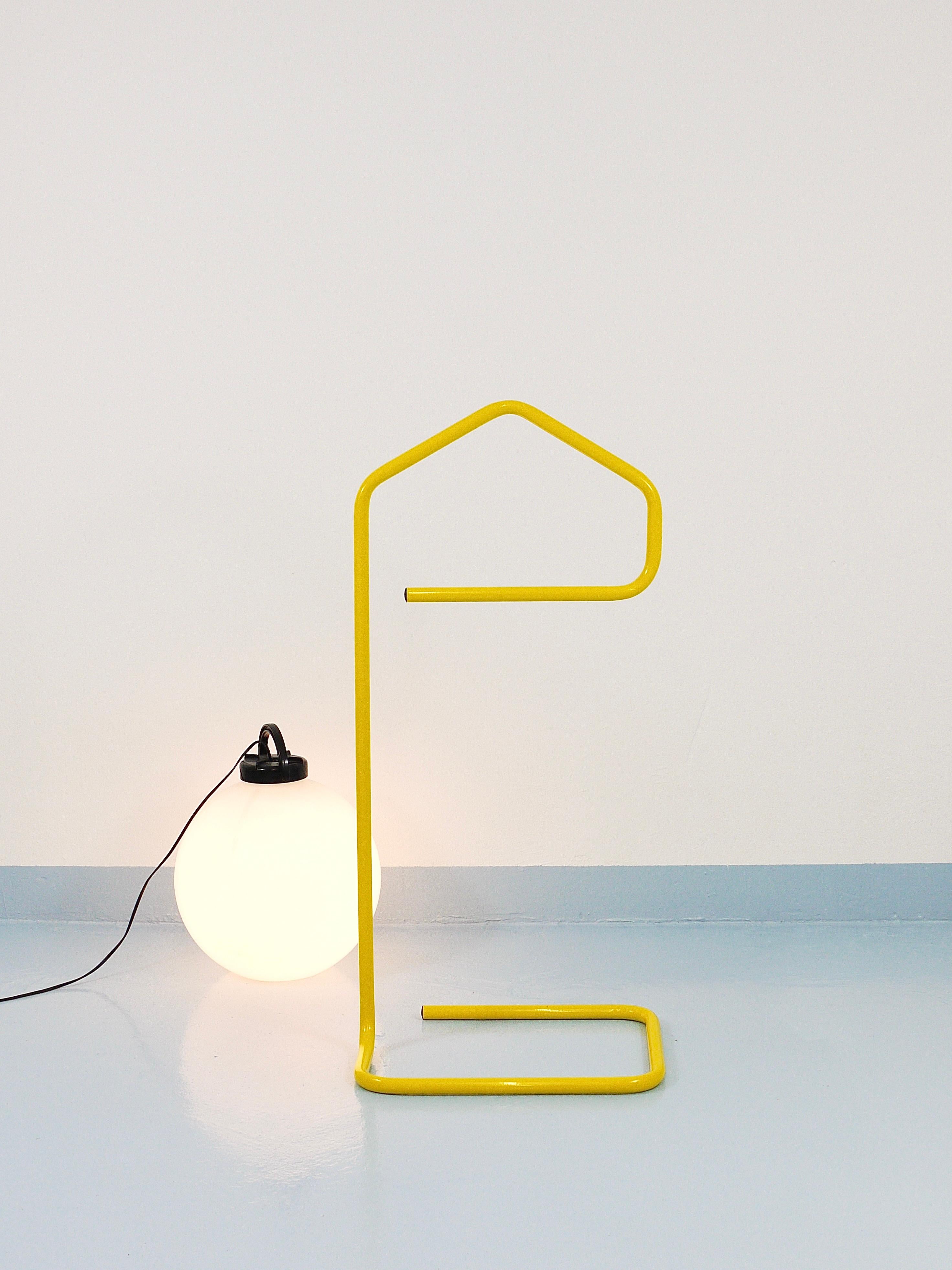 Un valet / porte-manteau / majordome vintage minimaliste postmoderne en jaune audacieux des années 1980. Modèle Järpen, conçu par Niels Gammelgaard pour Ikea. Fabriqué en acier tubulaire / métal. Très bien conservée et en excellent état, avec