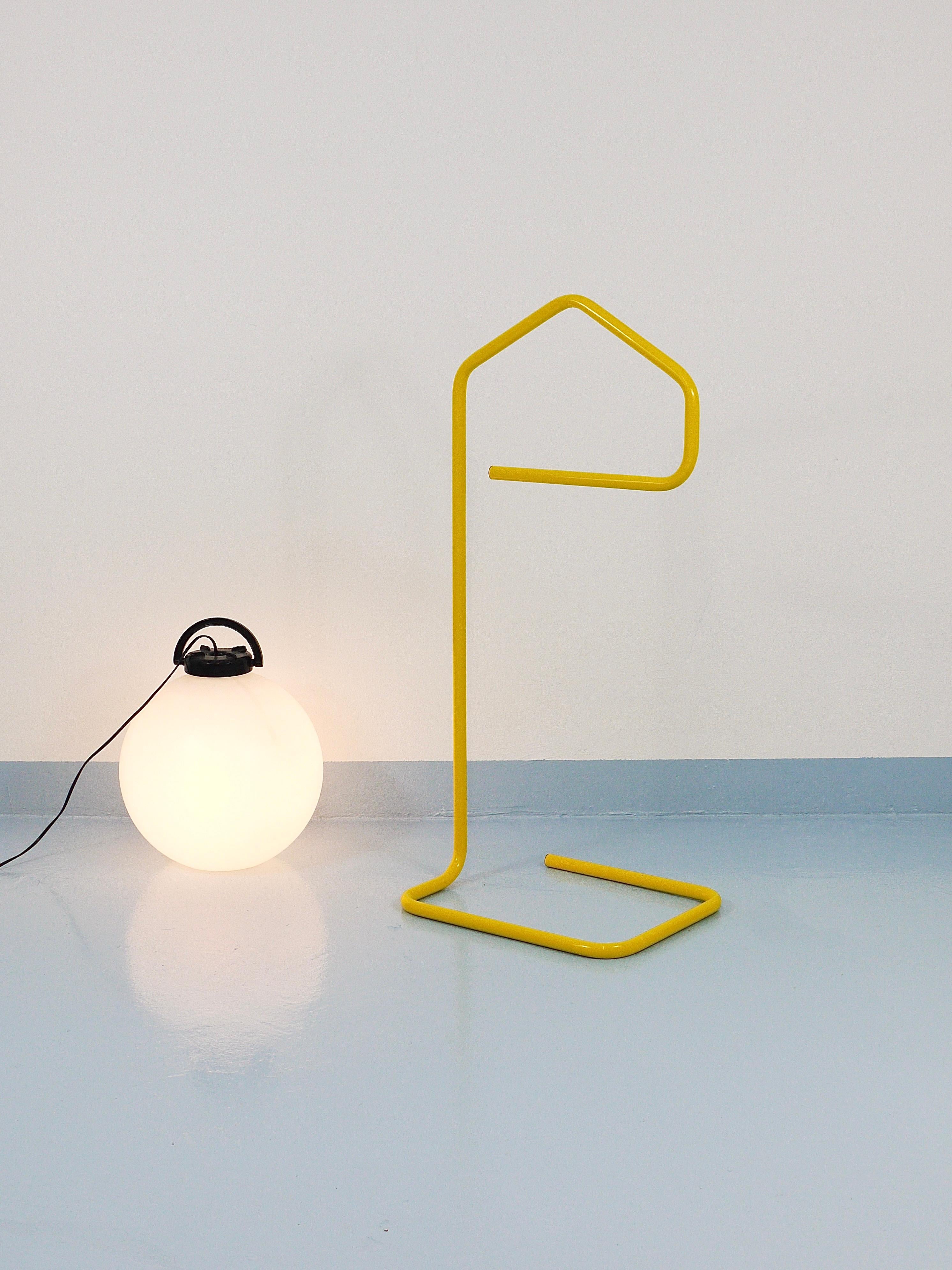 Postmoderne Valet de chambre / coiffeuse post-moderne jaune de Niels Gammelgaard, années 1980 en vente