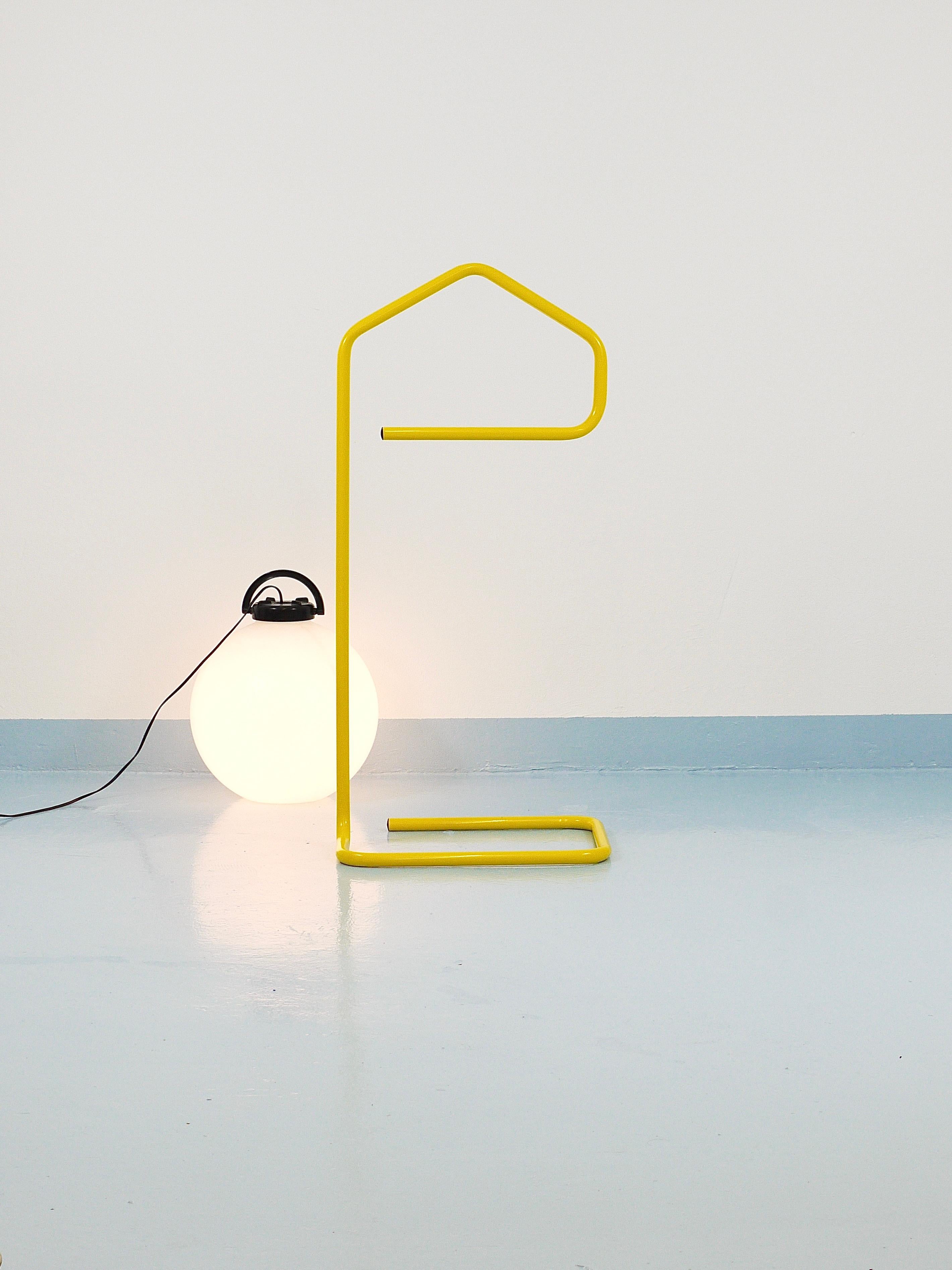 Laqué Valet de chambre / coiffeuse post-moderne jaune de Niels Gammelgaard, années 1980 en vente
