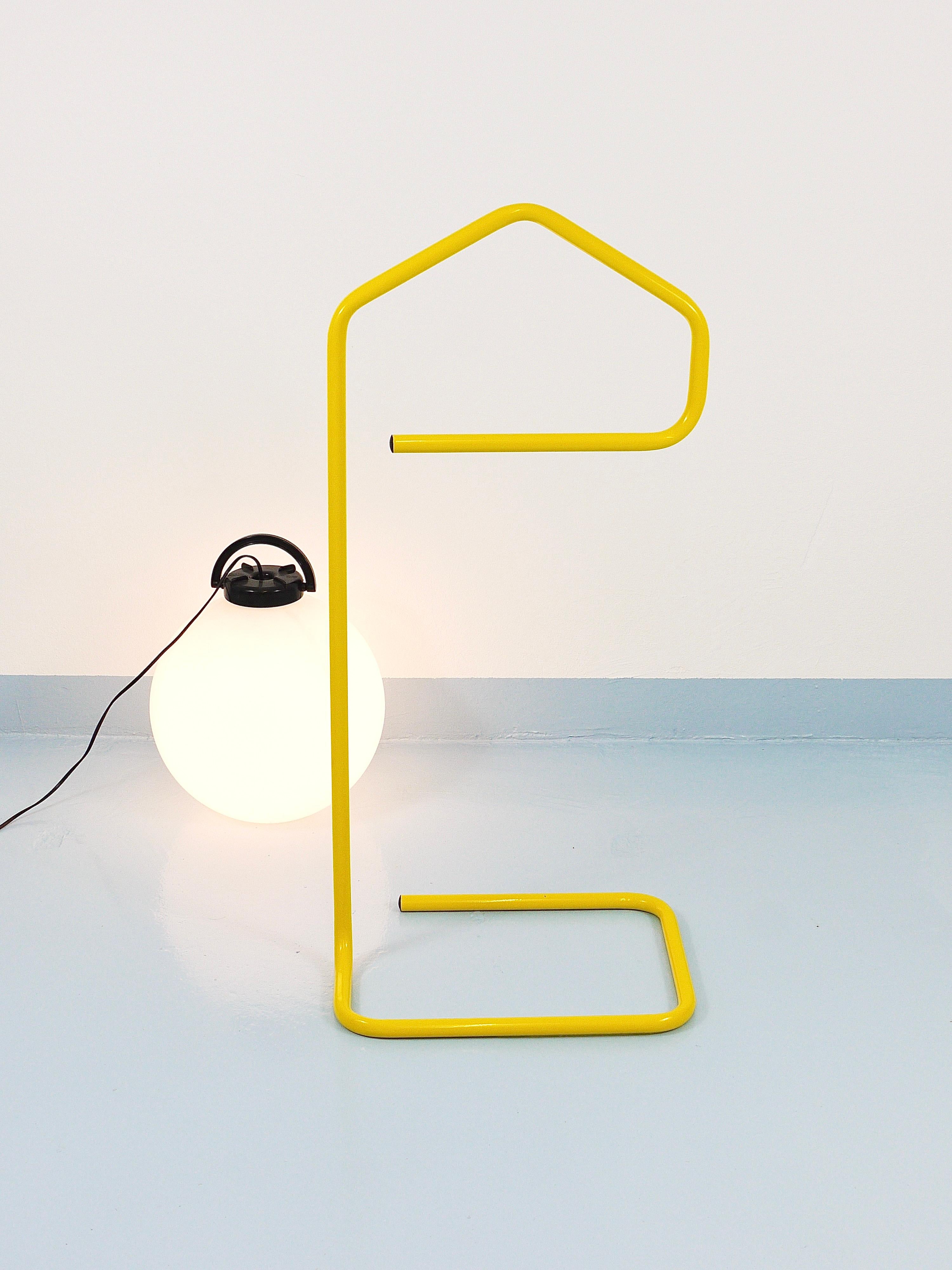Fin du 20e siècle Valet de chambre / coiffeuse post-moderne jaune de Niels Gammelgaard, années 1980 en vente