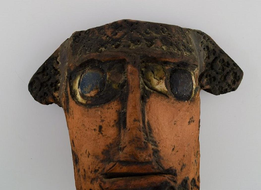 Niels Helledie (b. 1927), Denmark. 
Unique face mask in hand-painted glazed stoneware. 1980s.
Measures: 18 x 18 cm.
Depth: 9.5 cm.
In excellent condition.
Signed NH.
