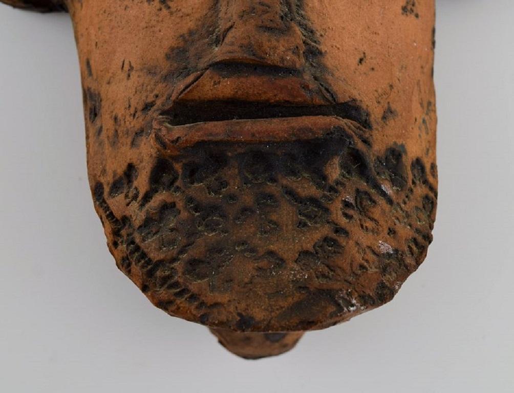 Moderne Niels Helledie, Danemark, masque unique de visage en grès peint à la main en vente