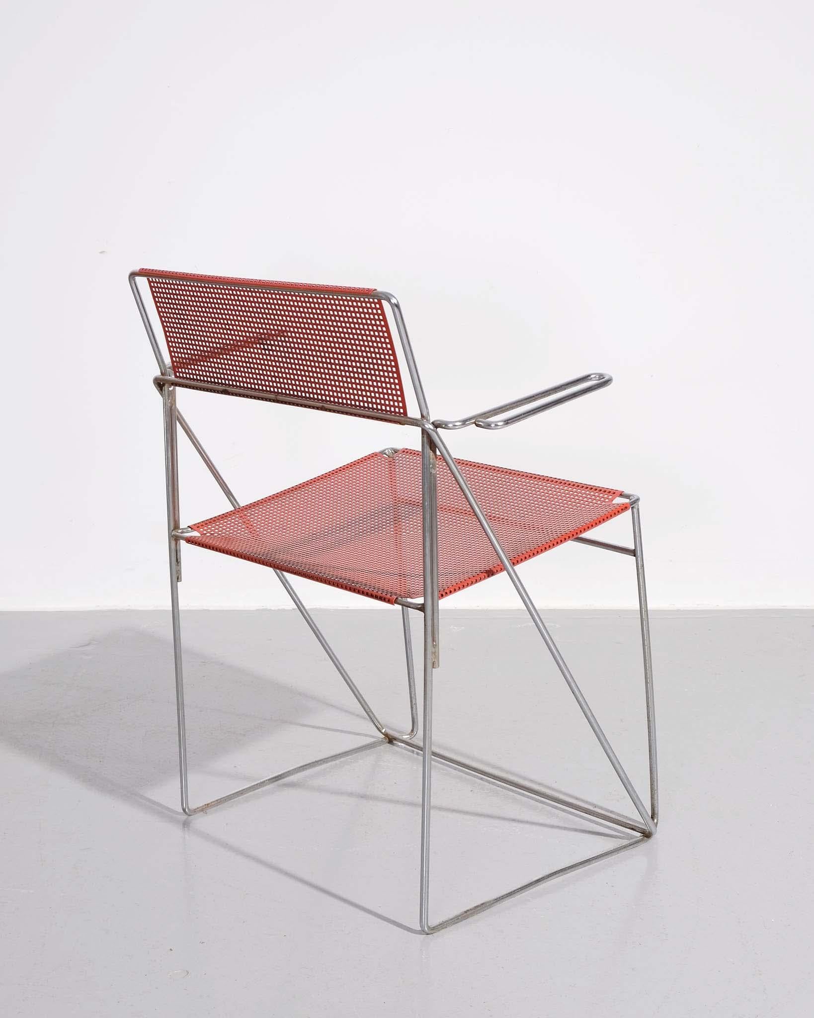 Mid-Century moderno Niels Jørgen Haugesen Set di 4 sedie da pranzo in metallo Prodotto da Hybodan A/S in vendita