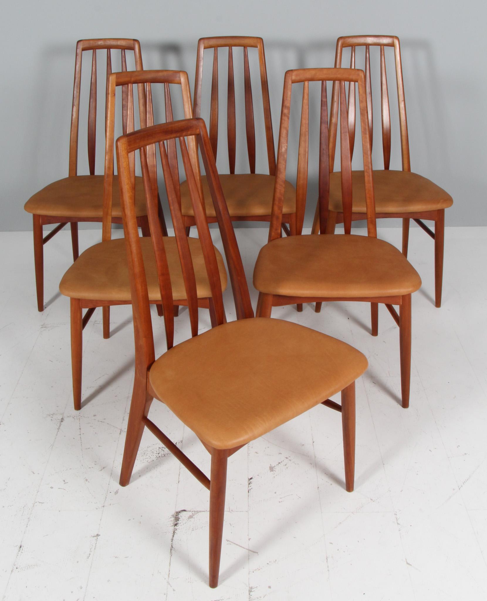 Niels Koefoed Esszimmerstühle aus massivem Kirschbaumholz.

Neu gepolstert mit cognacfarbenem Anilinleder im Vintage-Look.

Modell Eva, hergestellt von Niels Koefoeds Møbelfabrik Hornslet, 1960er Jahre.

