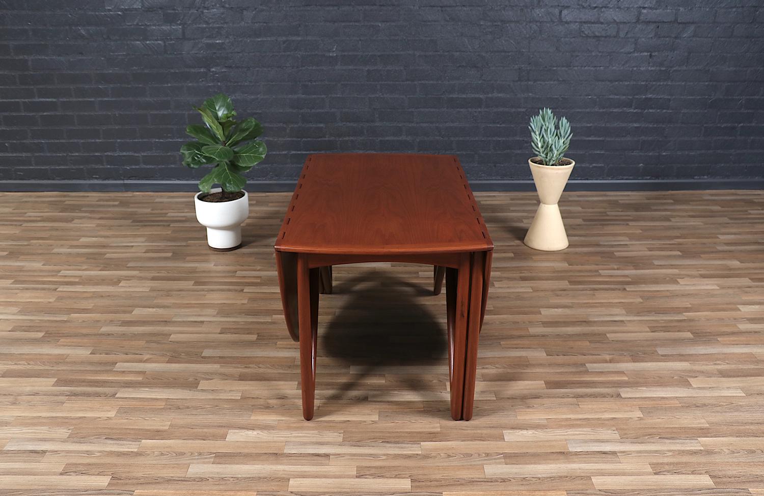Niels Koefoed Gateleg Teak Dining Table for Koefoeds Hornslet In Excellent Condition In Los Angeles, CA