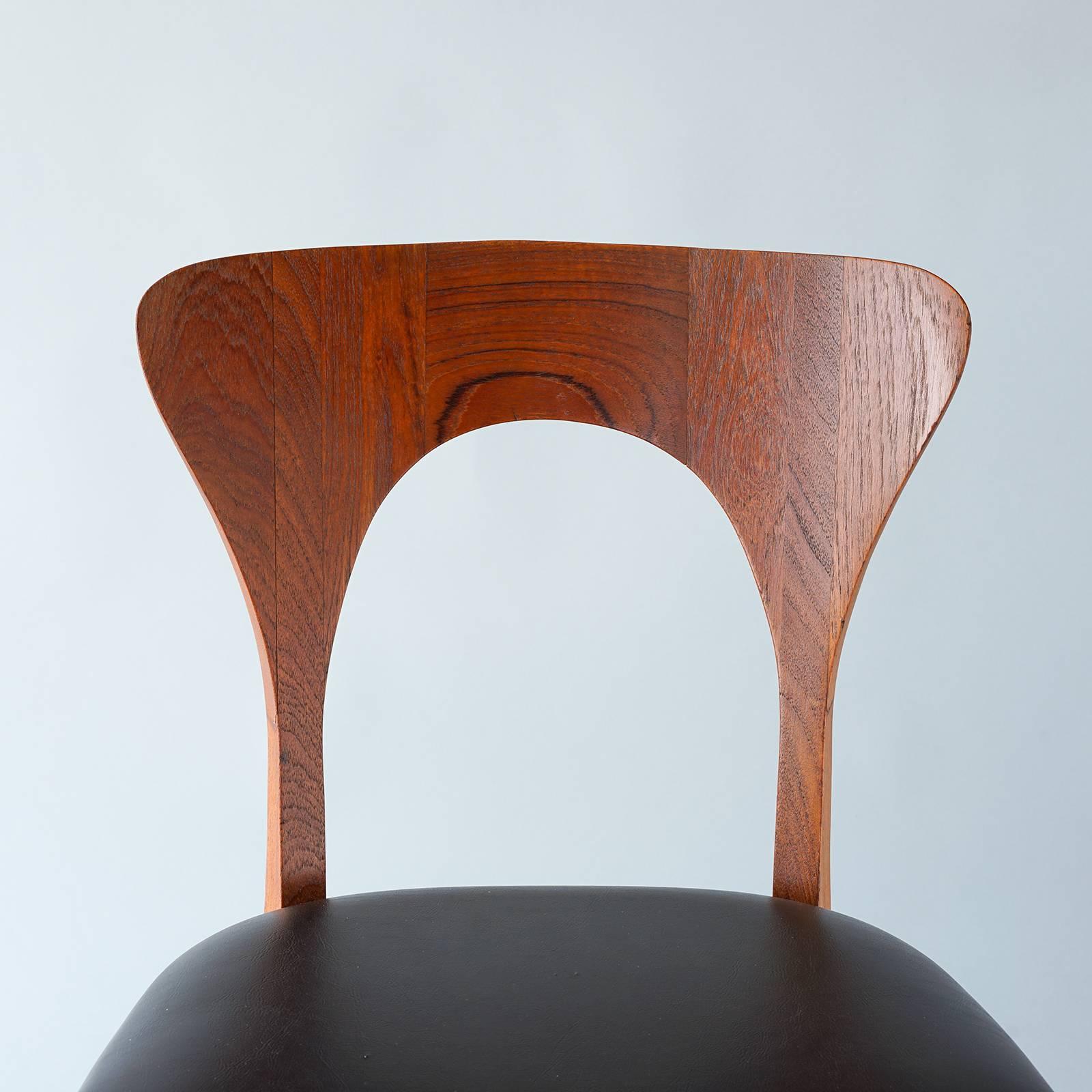 We offer free curbside viewing of this item to the five boroughs of New York City or my appointment at our Brooklyn studio.

Handsome sculptural form in fine, all original condition. Frame is solid and sturdy with original finish and rich tone.