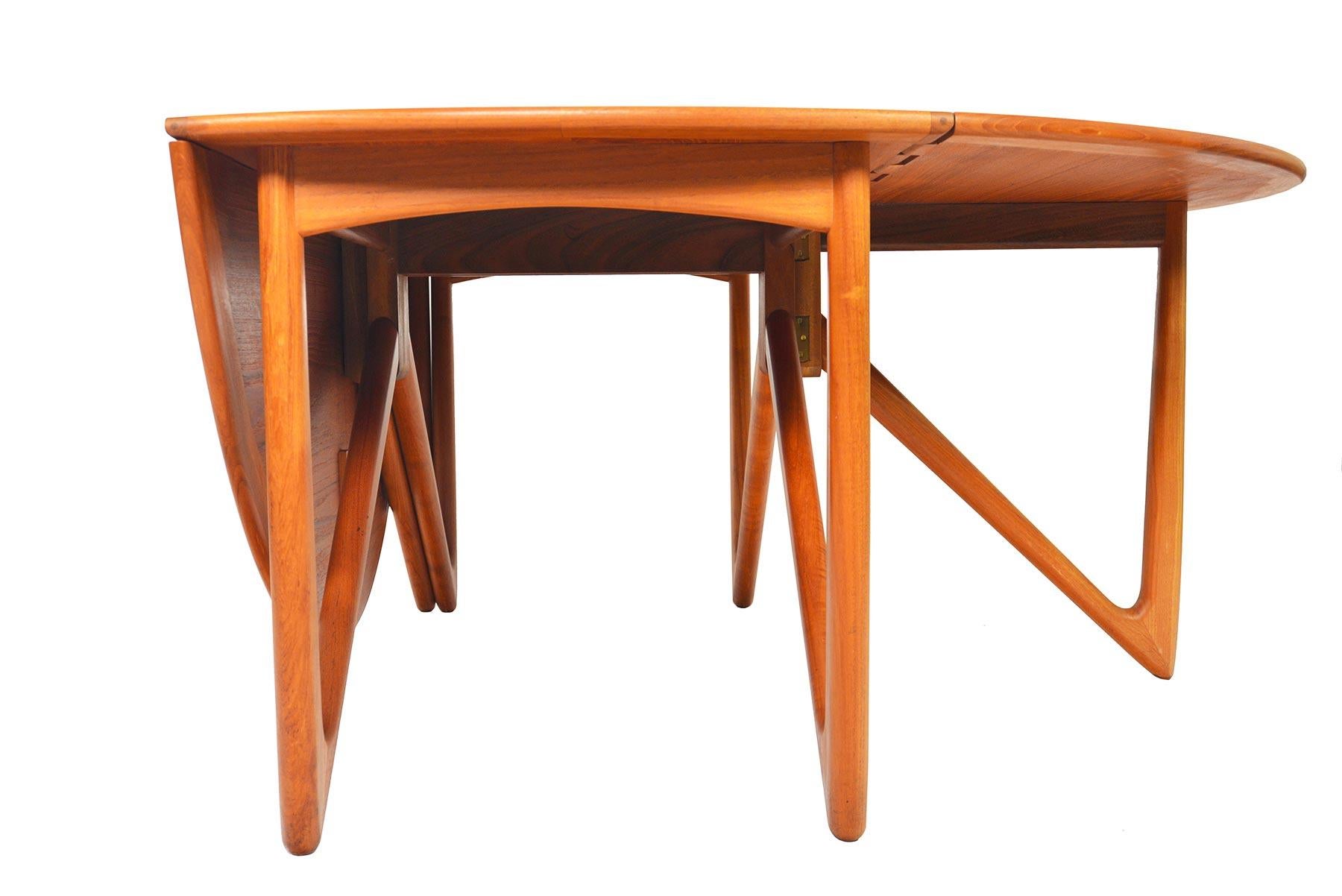 Scandinavian Modern Niels Kofoed Model 304 Gateleg Dining Table in Teak