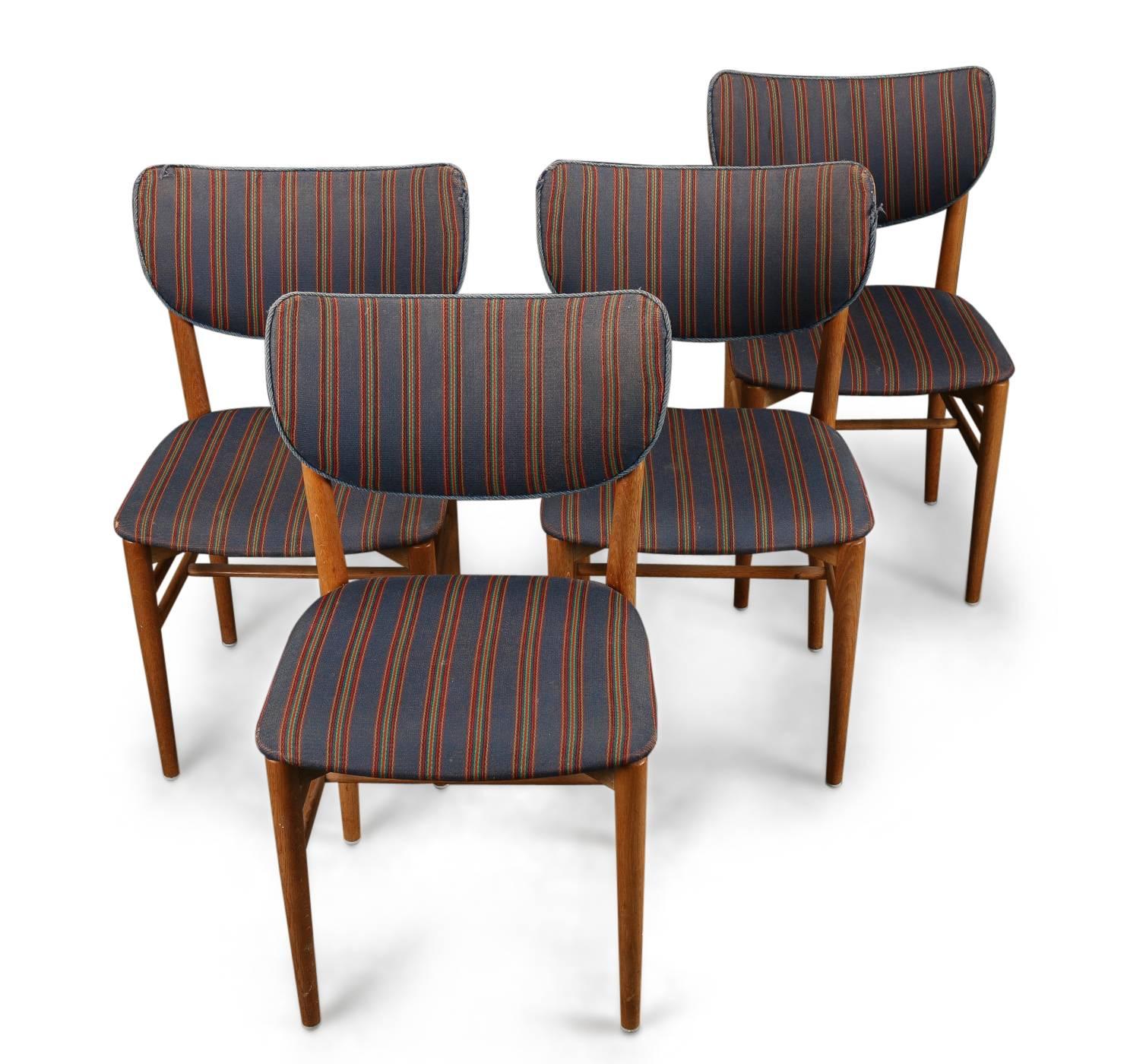 Four Niels Koppel chairs with oak frame, seat and back upholstered with wool and covered with striped fabric, teak backrest with a seat height of 45 cm.
Made by Slagelse Møbelfabrik, 1950s. Presence of wear due to use, stains and some minor