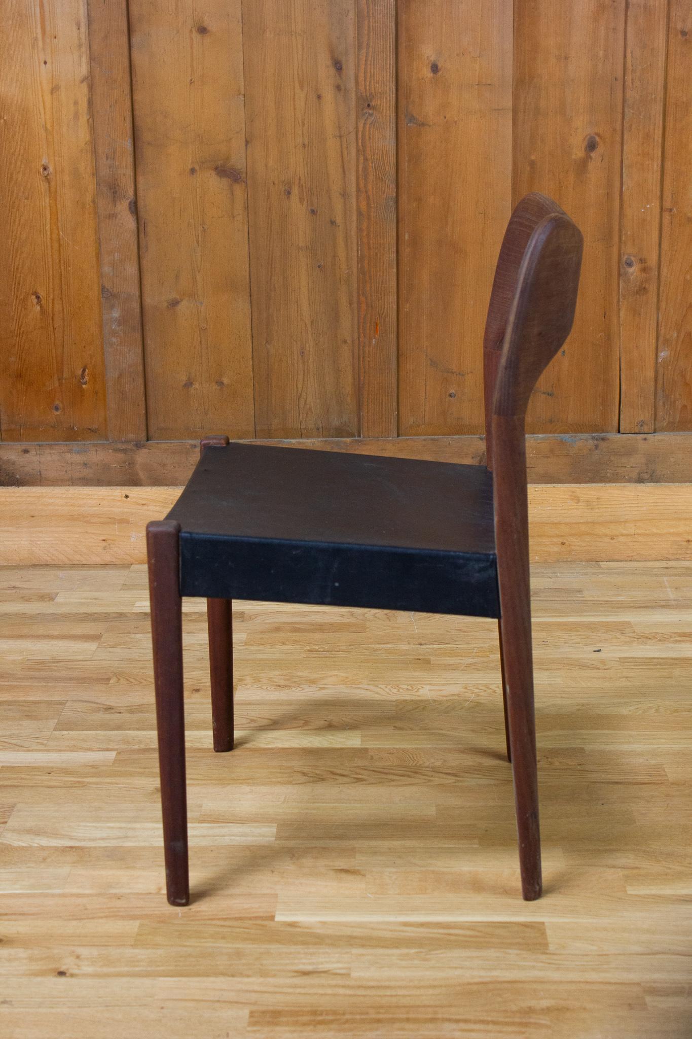 Chaise Niels Møller modèle 71 en teck avec assise en cuir des années 50

Magnifique chaise scandinave danoise vintage de Niels Otto Moller modèle 71, en teck. Belle courbe du dossier. Siège noir.
Pratique comme chaise d'appoint, de salle à manger ou