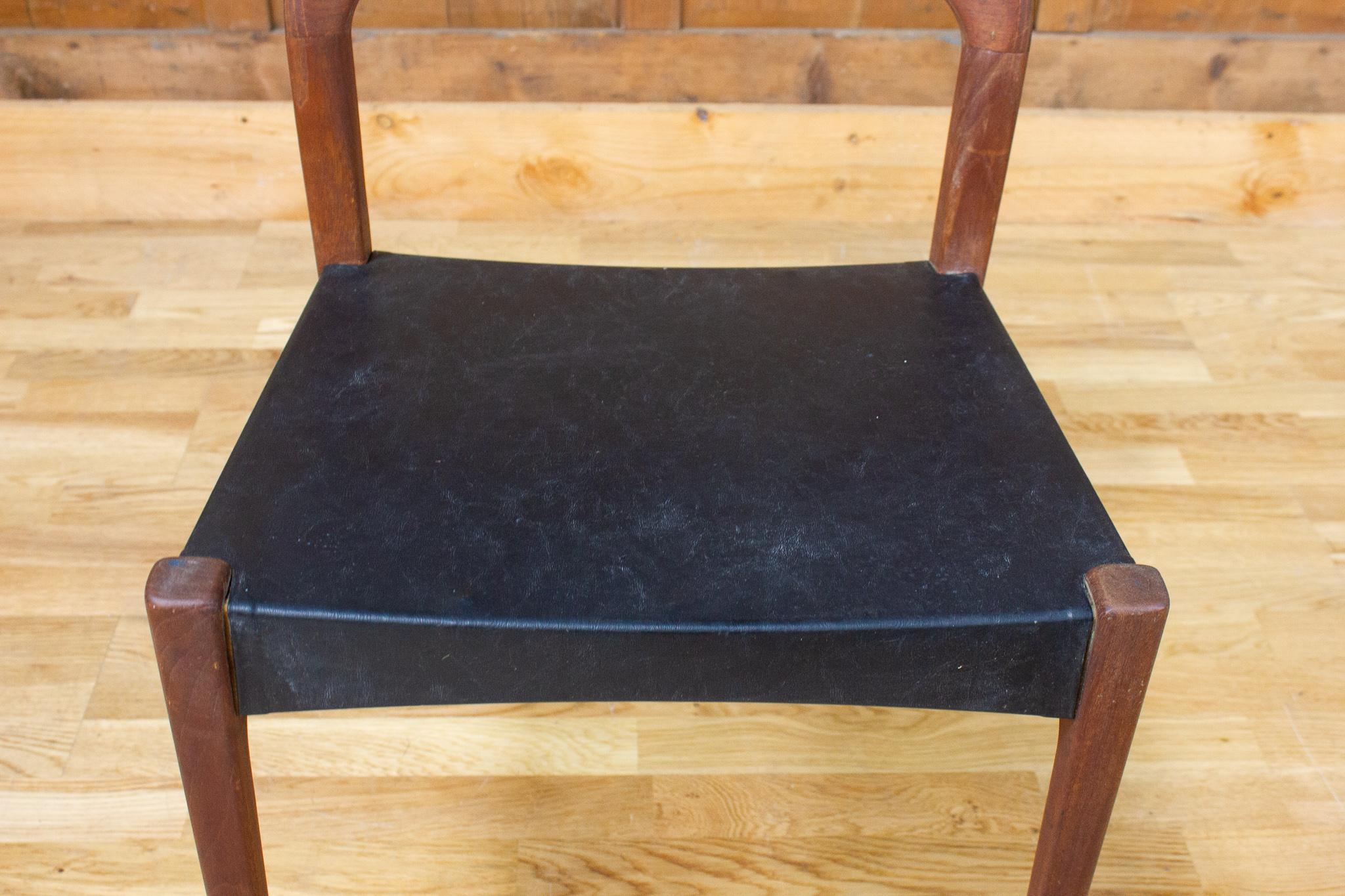 Bois Niels Møller - Chaise modèle 71 - teck - assise cuir - années 50 - Danemark en vente