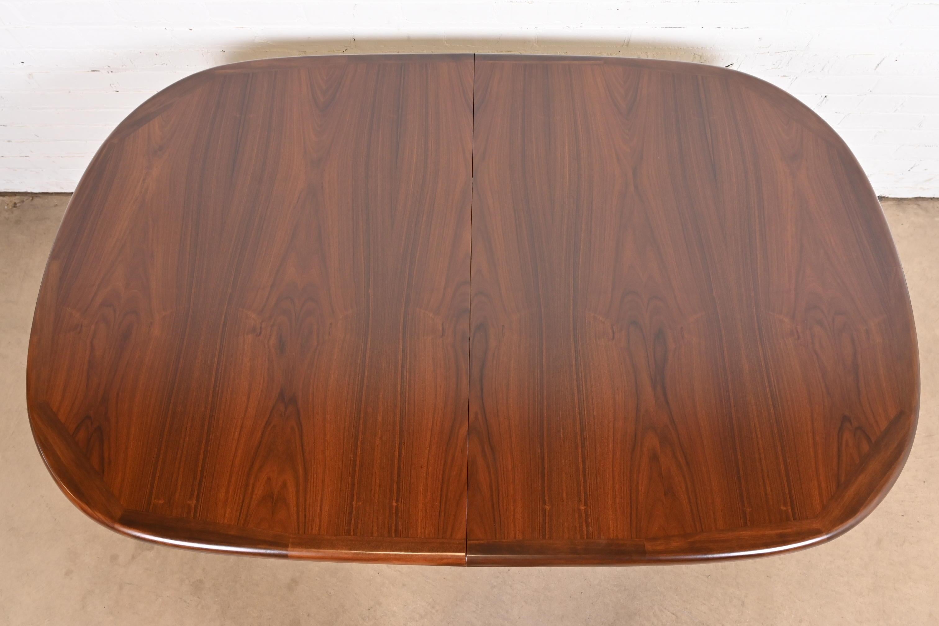 Niels Møller for Gudme Møbelfabrik Table de salle à manger moderne danoise, récemment repeinte en vente 3