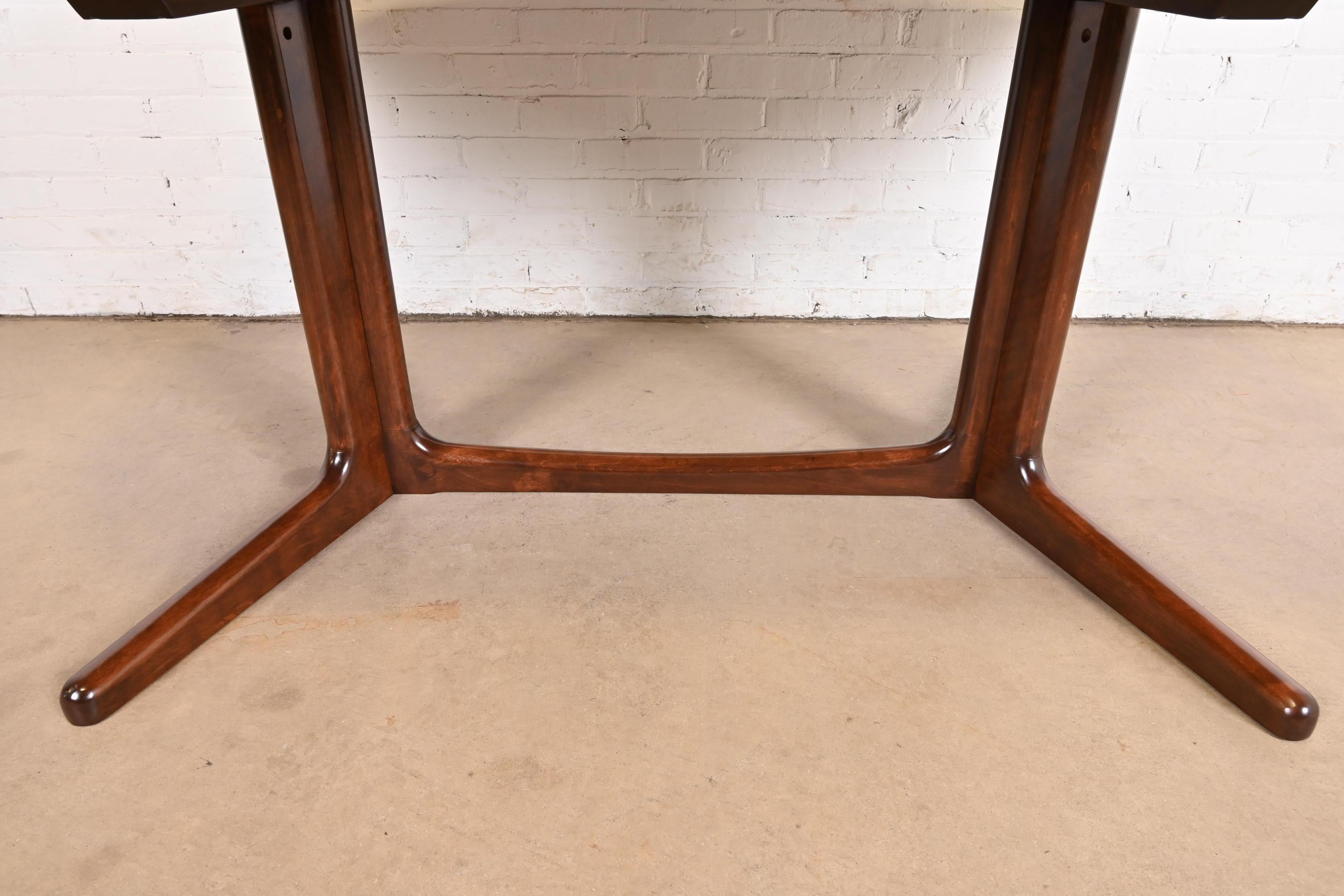 Niels Møller for Gudme Møbelfabrik Table de salle à manger moderne danoise, récemment repeinte en vente 4