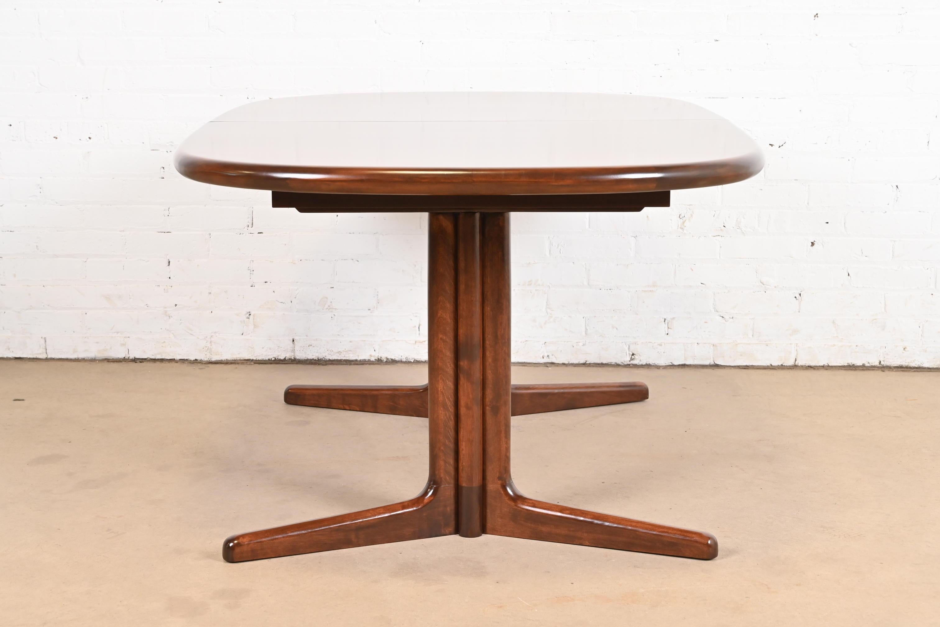 Niels Møller for Gudme Møbelfabrik Table de salle à manger moderne danoise, récemment repeinte en vente 5