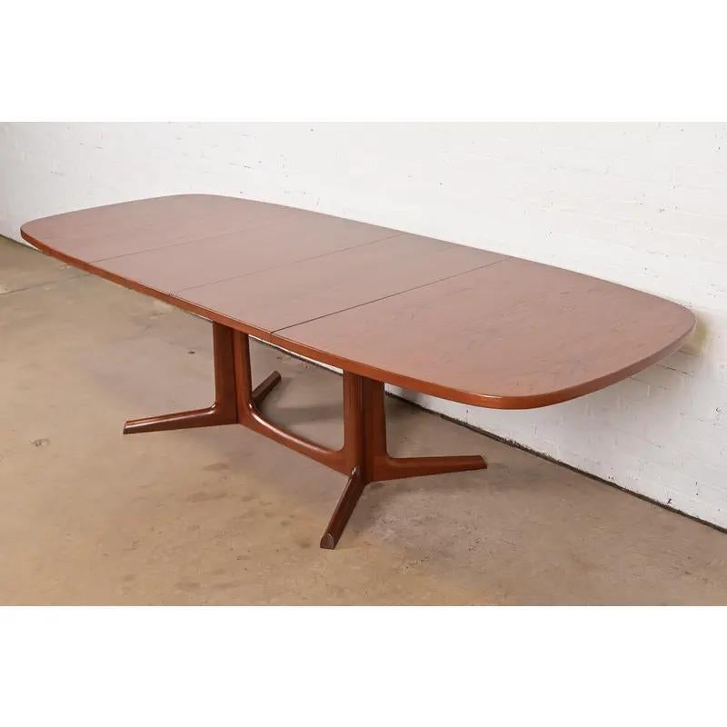 Un tavolo da pranzo allungabile in teak scolpito, elegante e di stile della metà del secolo scorso.

Di Niels Møller per Gudme Møbelfabrik

Danimarca, circa anni '60

Misure: 62,5