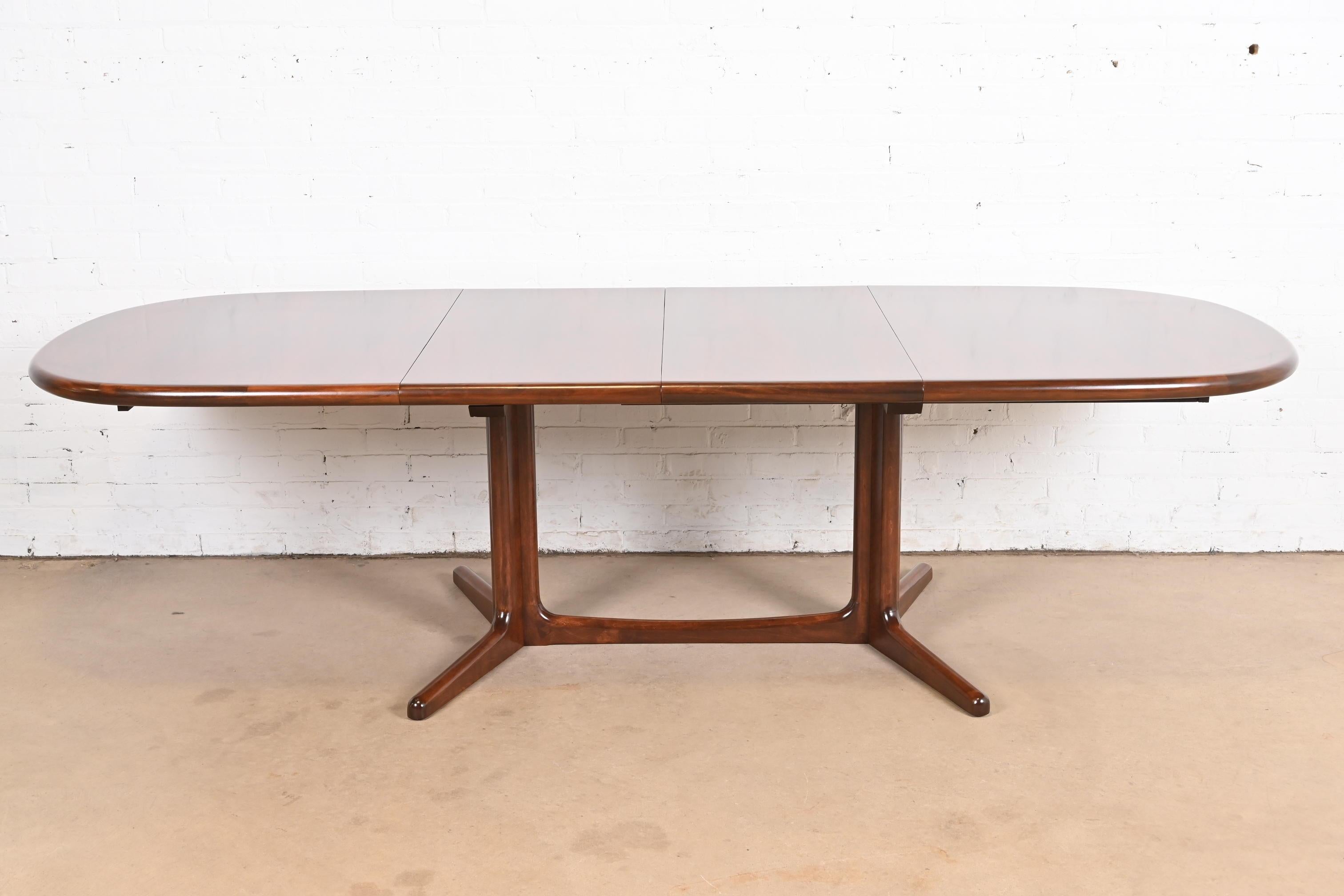Scandinave moderne Niels Møller for Gudme Møbelfabrik Table de salle à manger moderne danoise, récemment repeinte en vente