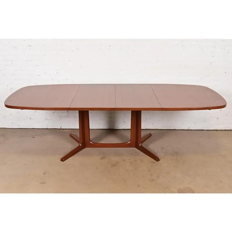 Scandinavo moderno Tavolo da pranzo moderno danese Niels Møller per Gudme Møbelfabrik, appena rifinito in vendita