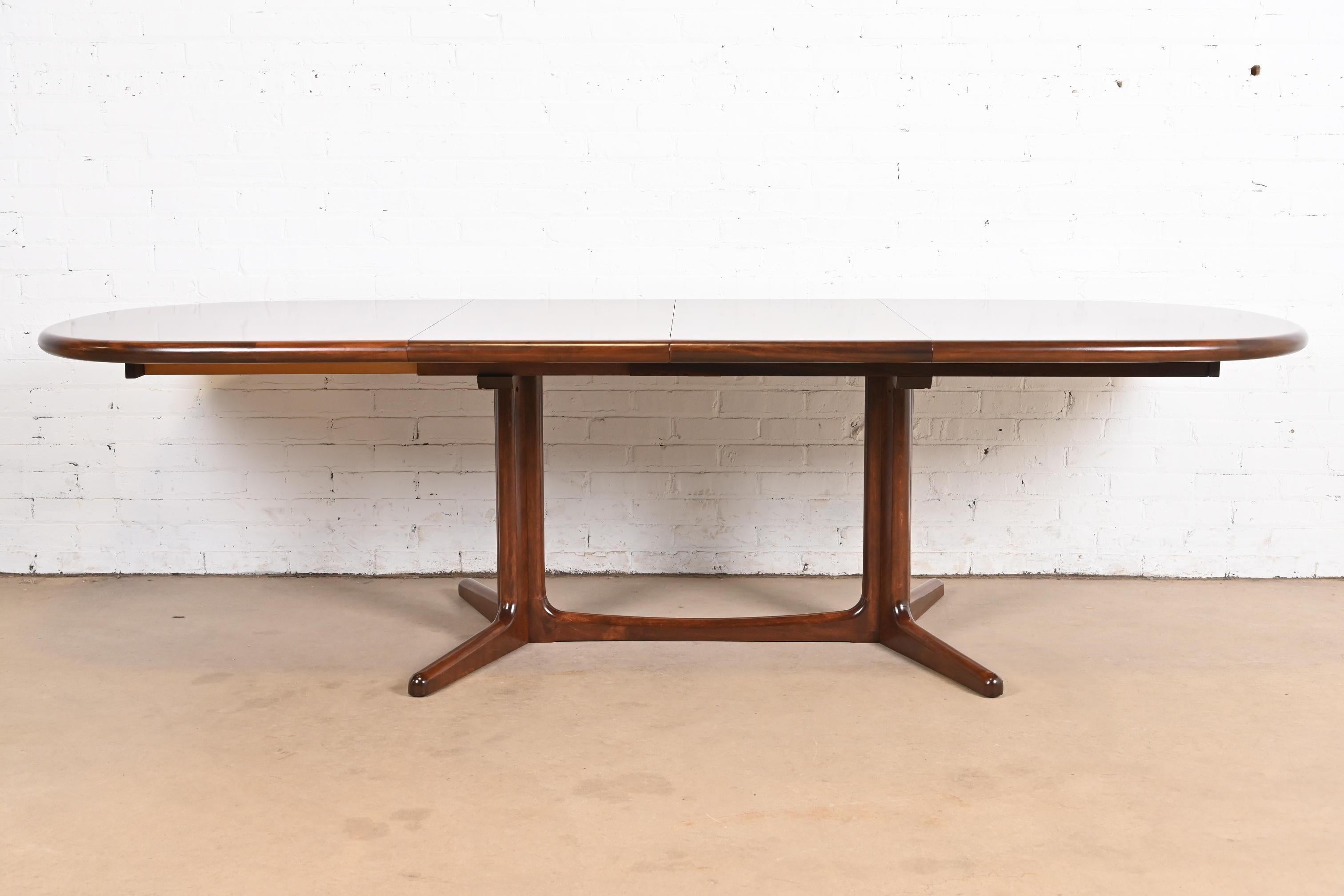 Danois Niels Møller for Gudme Møbelfabrik Table de salle à manger moderne danoise, récemment repeinte en vente