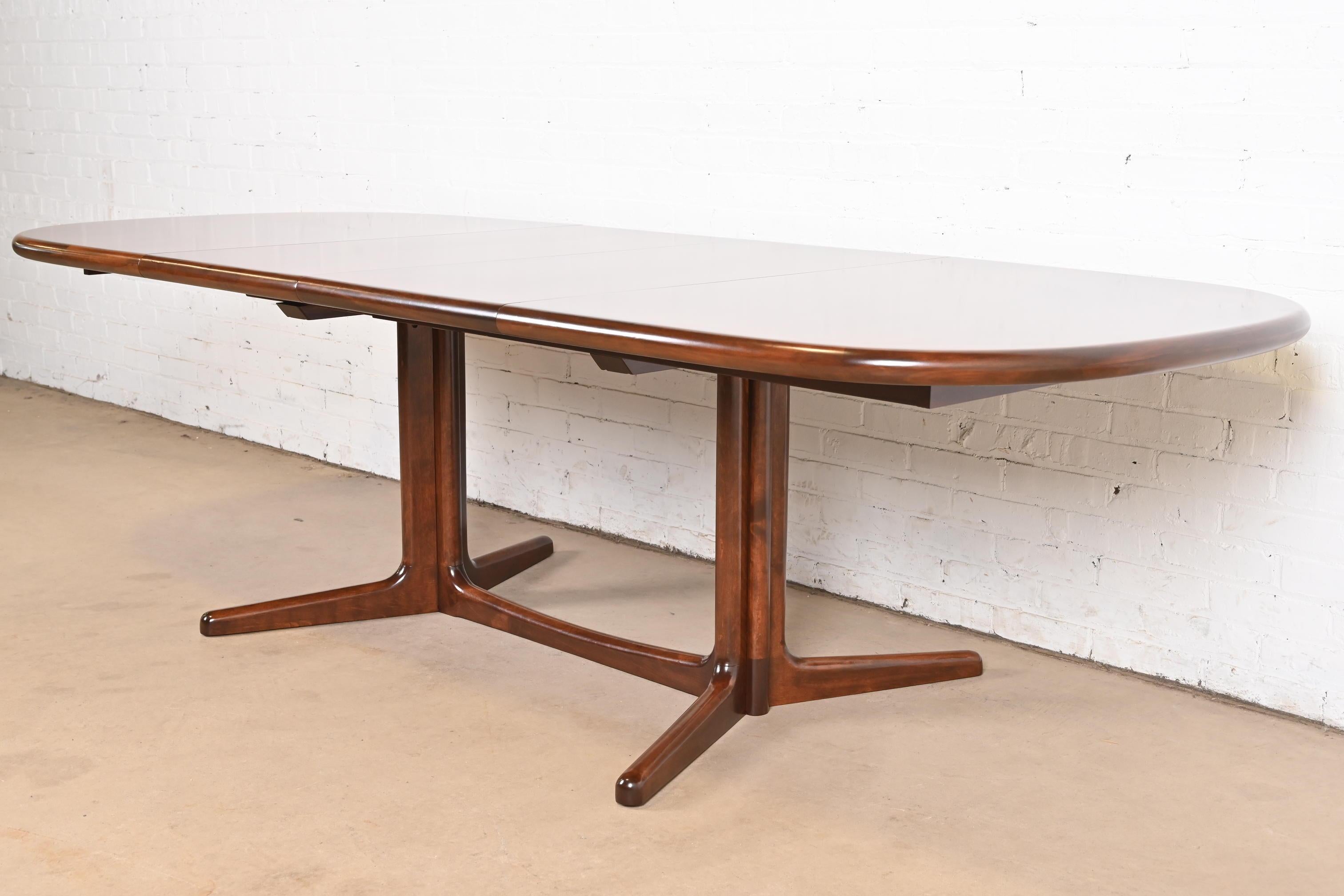 Niels Møller for Gudme Møbelfabrik Table de salle à manger moderne danoise, récemment repeinte Bon état - En vente à South Bend, IN