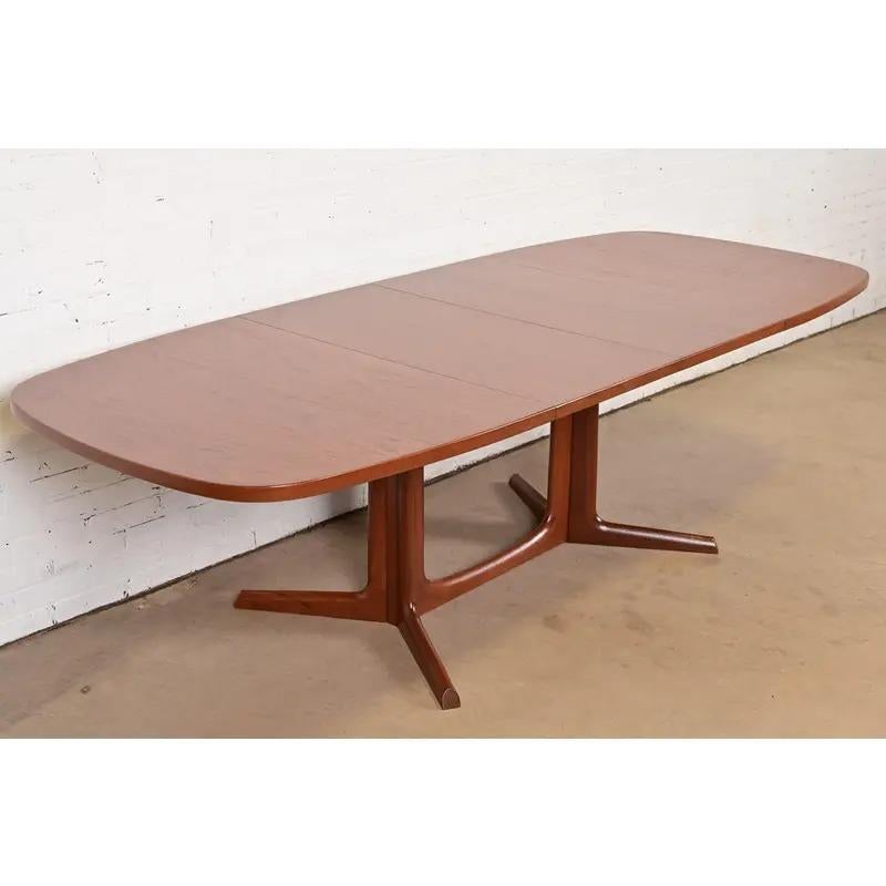Tavolo da pranzo moderno danese Niels Møller per Gudme Møbelfabrik, appena rifinito In condizioni buone in vendita a South Bend, IN