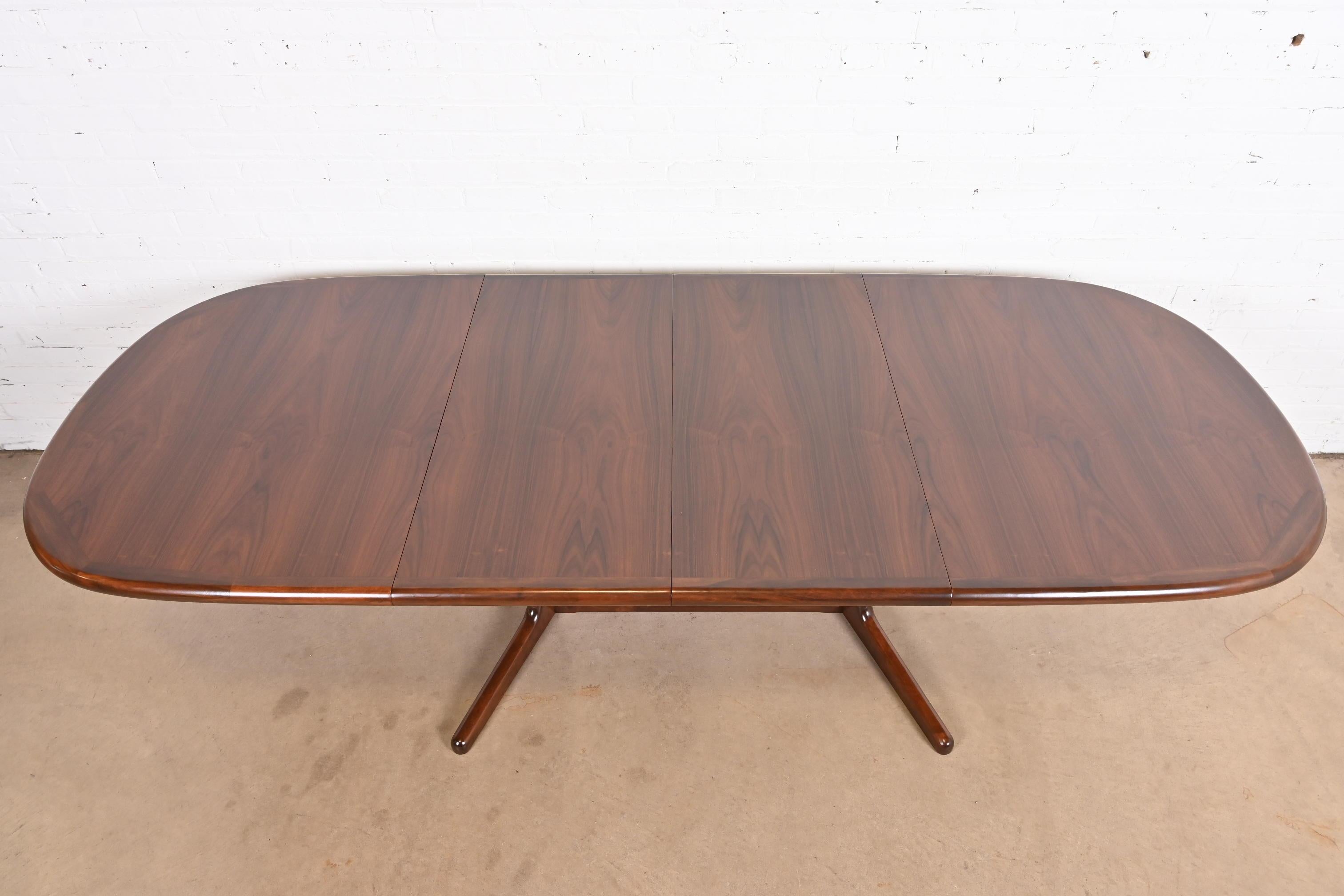 Milieu du XXe siècle Niels Møller for Gudme Møbelfabrik Table de salle à manger moderne danoise, récemment repeinte en vente