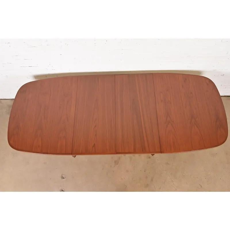 Metà XX secolo Tavolo da pranzo moderno danese Niels Møller per Gudme Møbelfabrik, appena rifinito in vendita