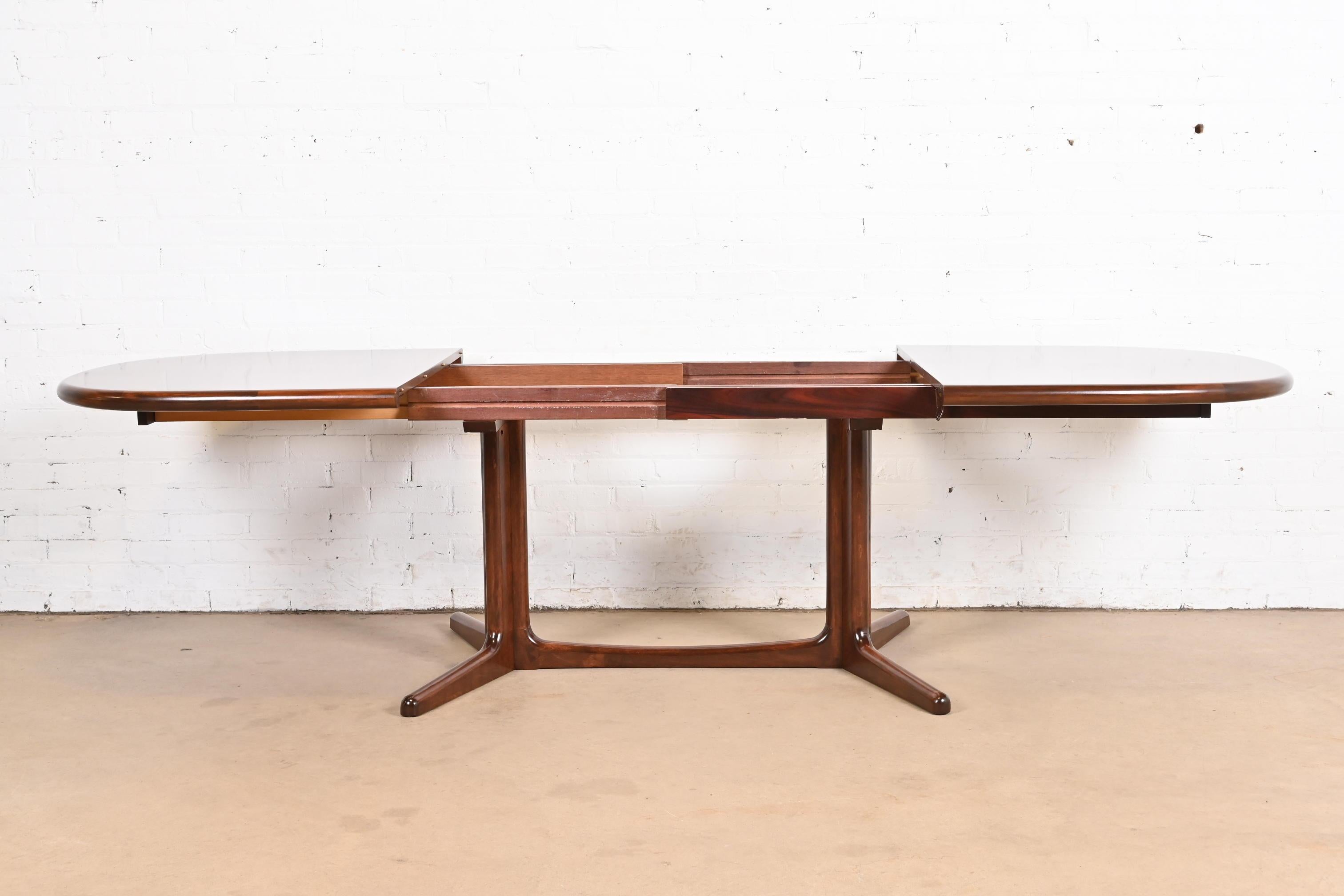 Bois de rose Niels Møller for Gudme Møbelfabrik Table de salle à manger moderne danoise, récemment repeinte en vente