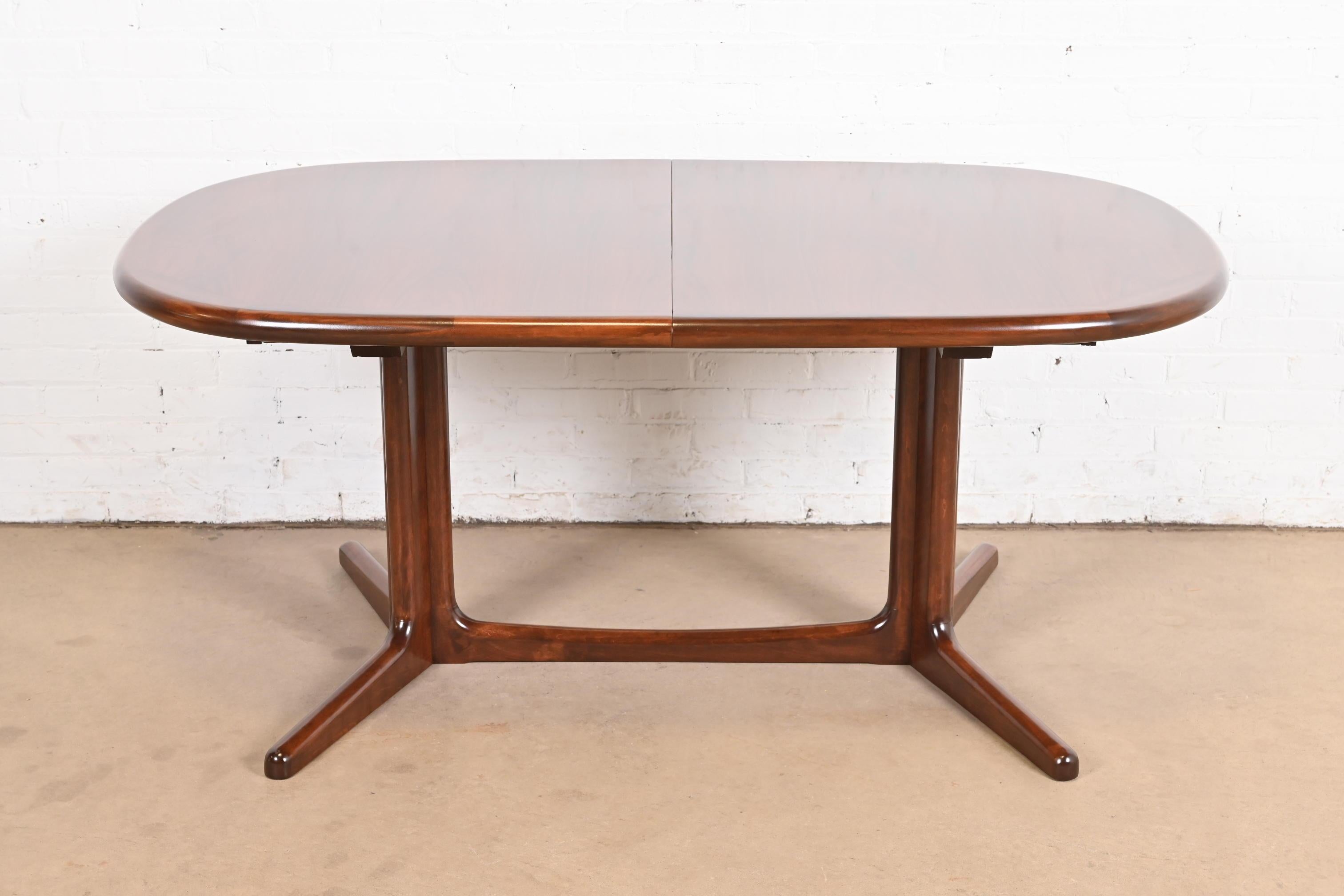 Niels Møller for Gudme Møbelfabrik Table de salle à manger moderne danoise, récemment repeinte en vente 1