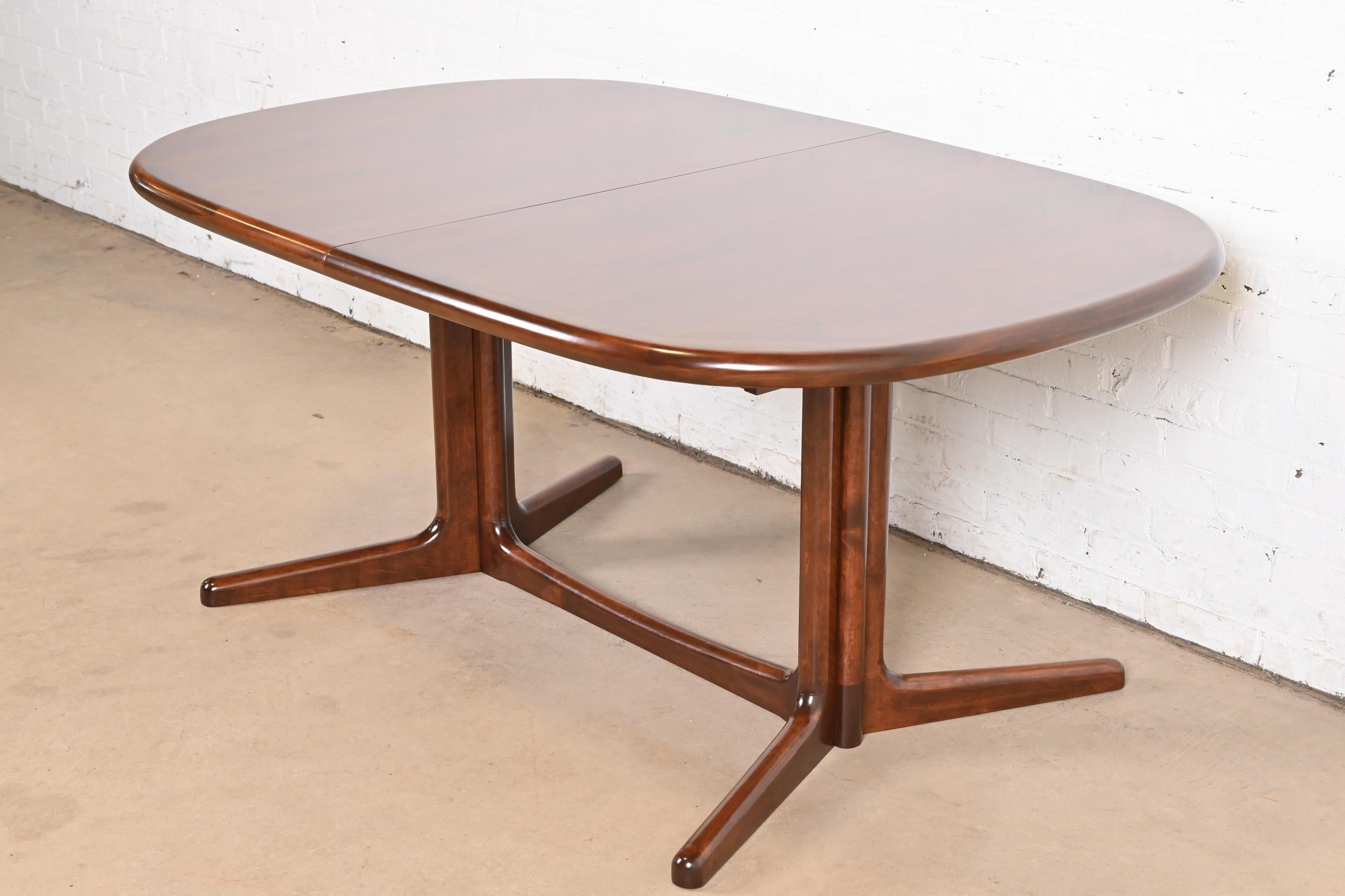 Niels Møller for Gudme Møbelfabrik Table de salle à manger moderne danoise, récemment repeinte en vente 2
