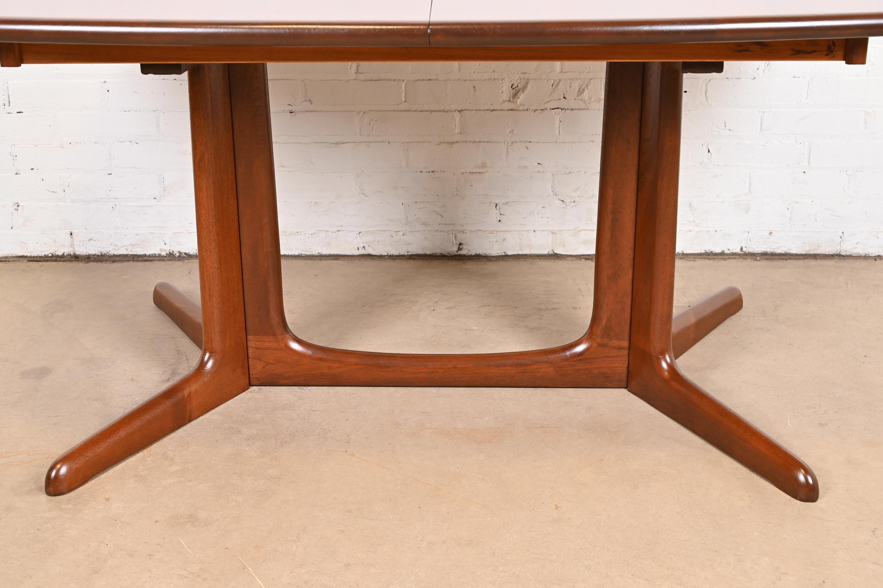 Niels Møller pour Gudme Møbelfabrik Table de salle à manger moderne danoise en teck sculpté en vente 3