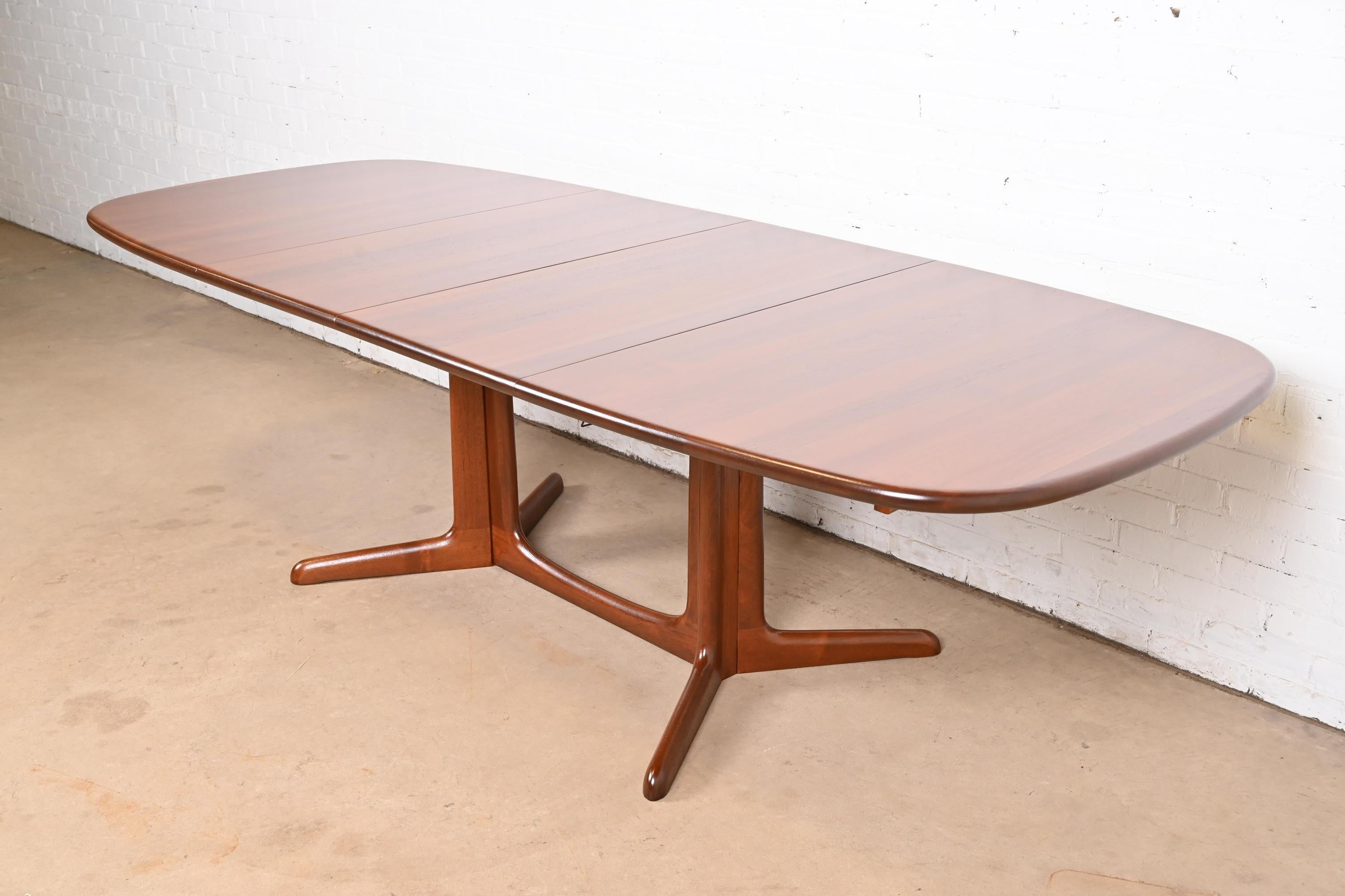 Table de salle à manger à rallonge en teck sculpté de style moderne danois du milieu du siècle dernier.

Par Niels Møller pour Gudme Møbelfabrik

Danemark, Vers 1960

Dimensions : 63,5 