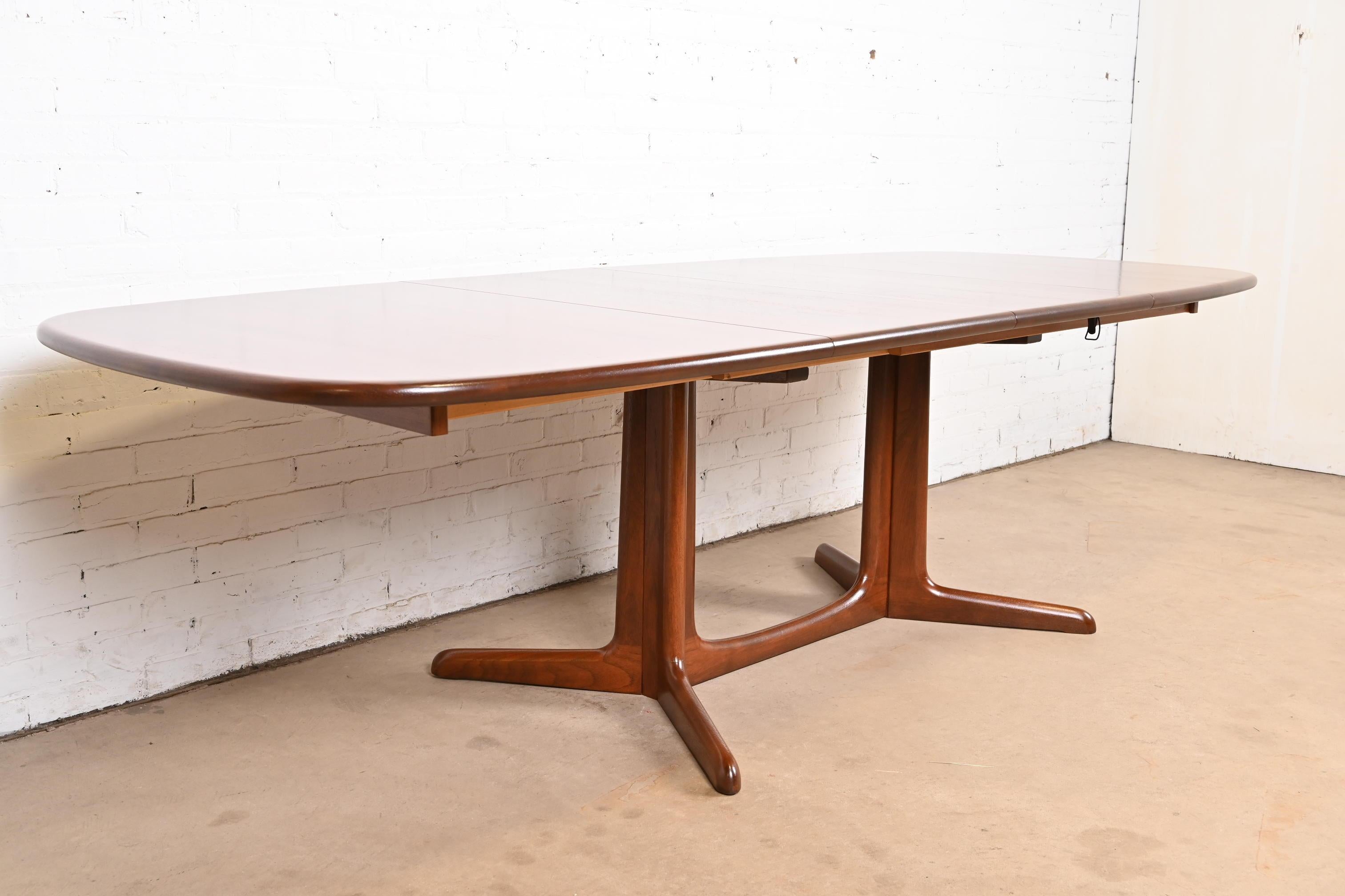 Mid-Century Modern Niels Møller pour Gudme Møbelfabrik Table de salle à manger moderne danoise en teck sculpté en vente
