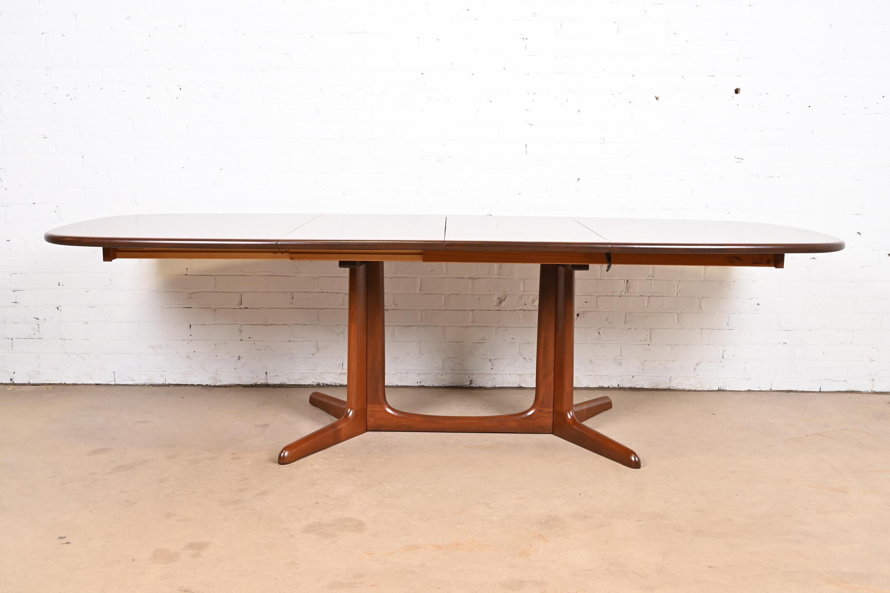 Niels Møller pour Gudme Møbelfabrik Table de salle à manger moderne danoise en teck sculpté Bon état - En vente à South Bend, IN