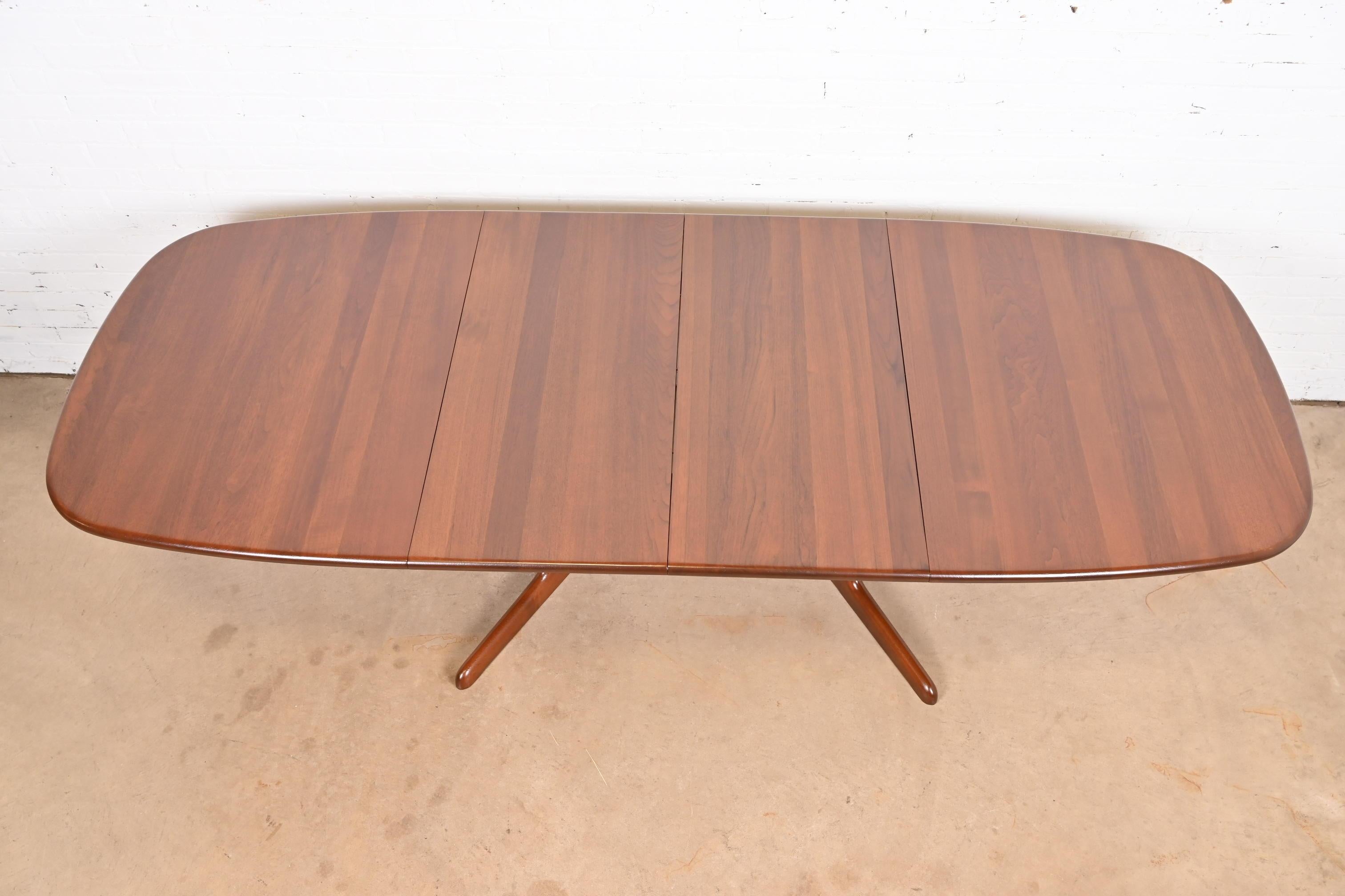 Milieu du XXe siècle Niels Møller pour Gudme Møbelfabrik Table de salle à manger moderne danoise en teck sculpté en vente