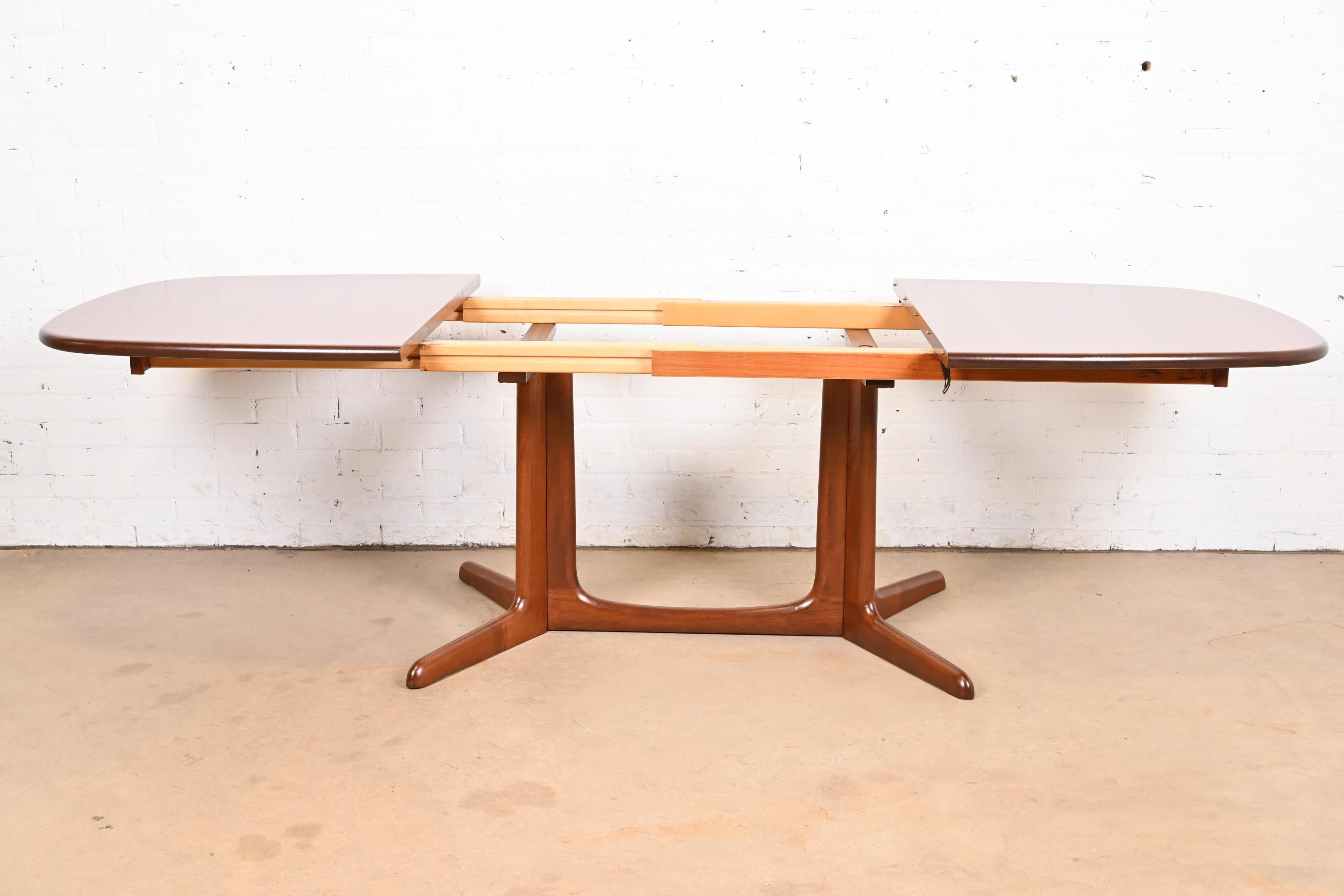Teck Niels Møller pour Gudme Møbelfabrik Table de salle à manger moderne danoise en teck sculpté en vente