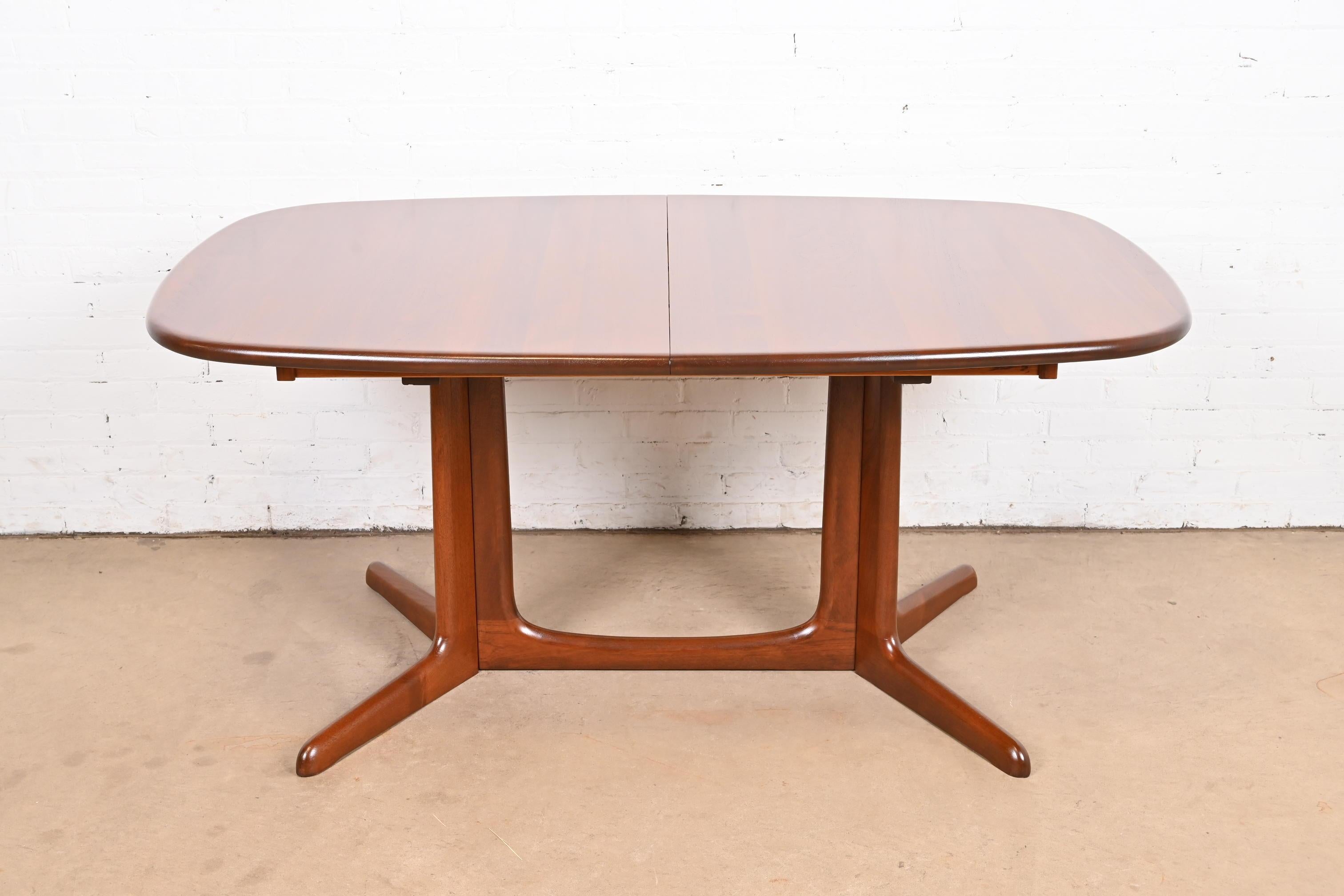 Niels Møller pour Gudme Møbelfabrik Table de salle à manger moderne danoise en teck sculpté en vente 1