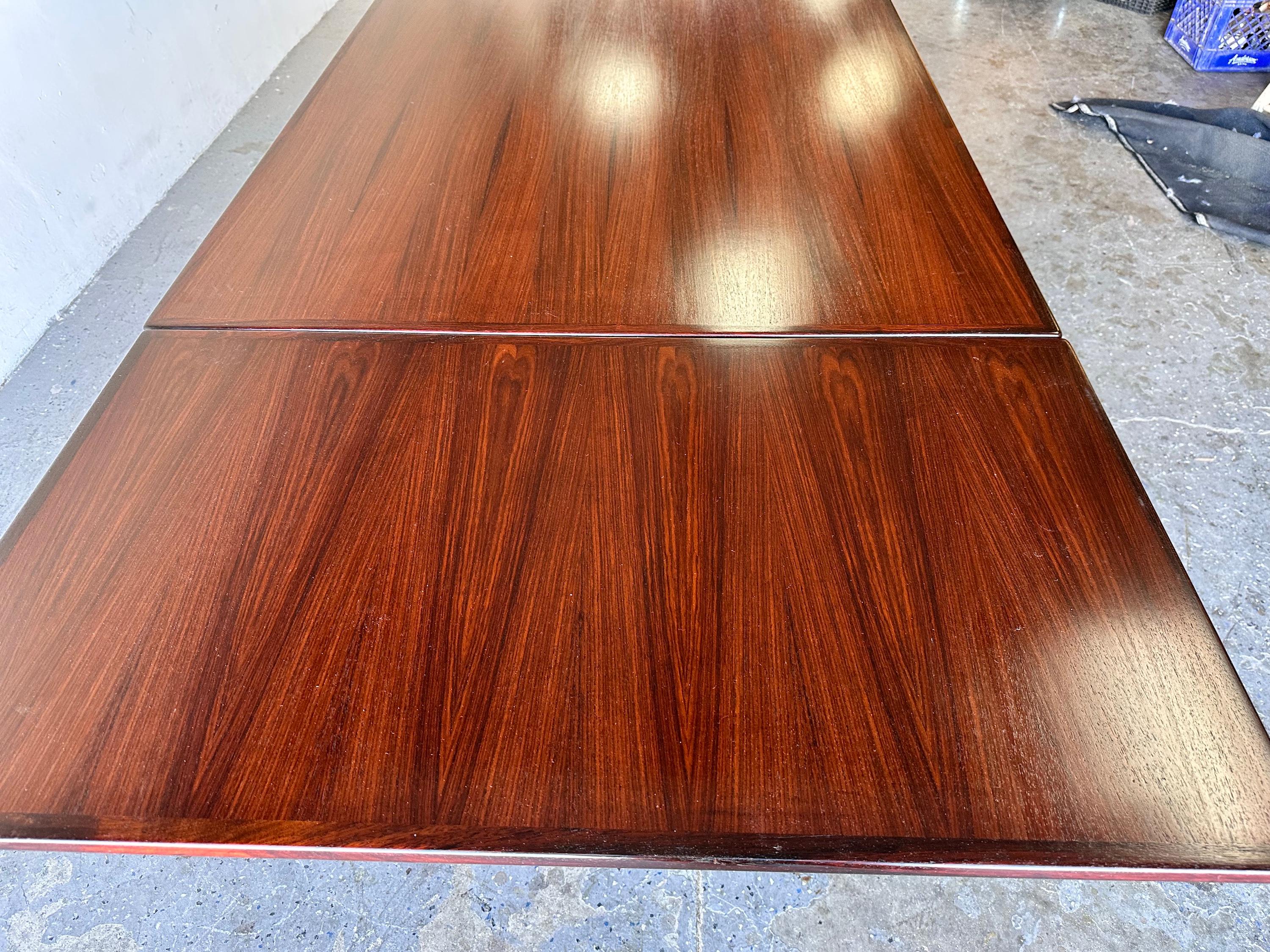 Niels Møller for J.L. Møllers Møbelfabrik  #12 B Brazilian Rosewood Dining table In Good Condition In Las Vegas, NV