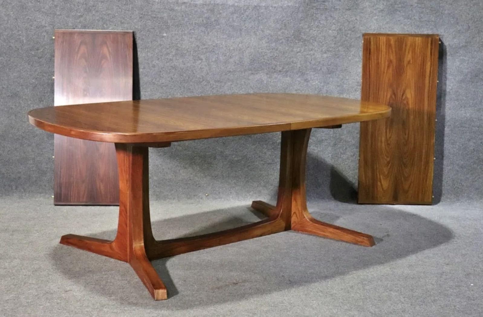 Table de salle à manger ovale de style moderne du milieu du siècle, conçue par Niels Møller. Livré avec deux feuilles de 19 1/8