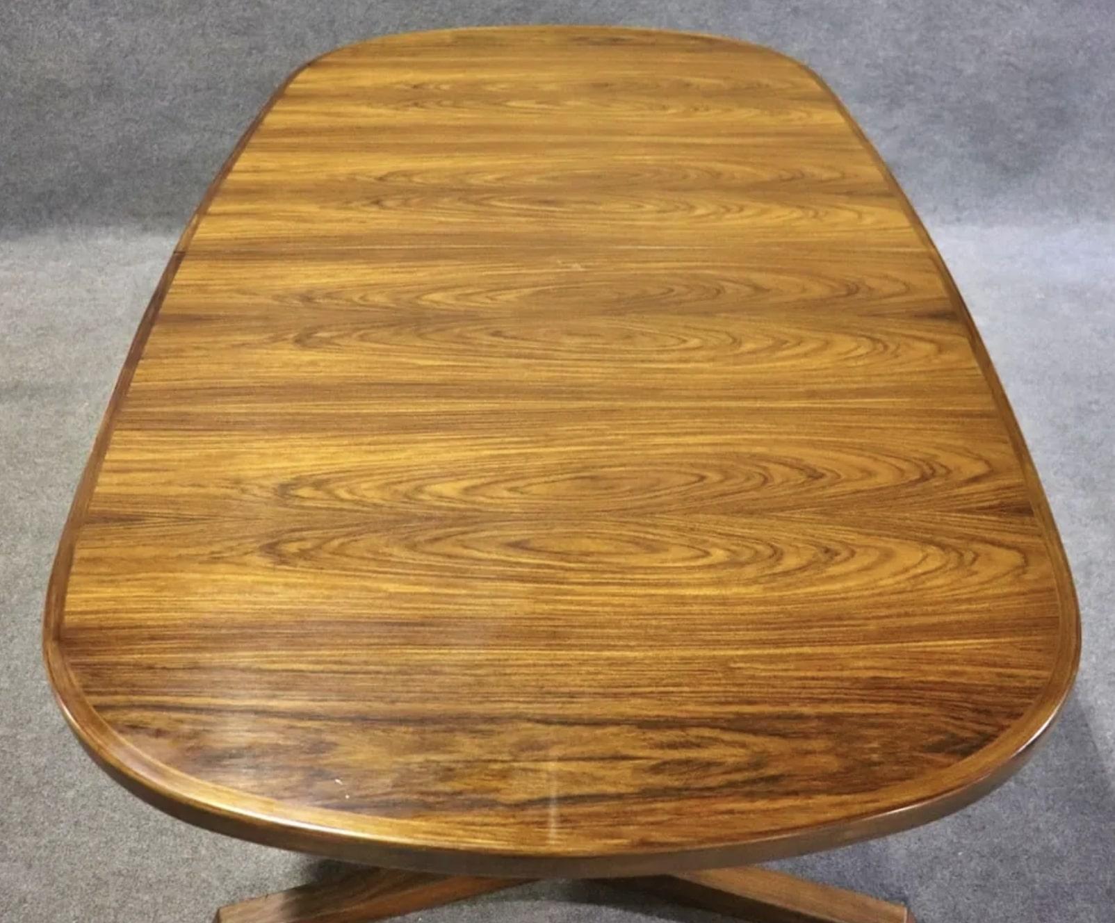 20ième siècle Niels Møller Gudme Mobelfabrik Table en bois de rose avec feuilles en vente