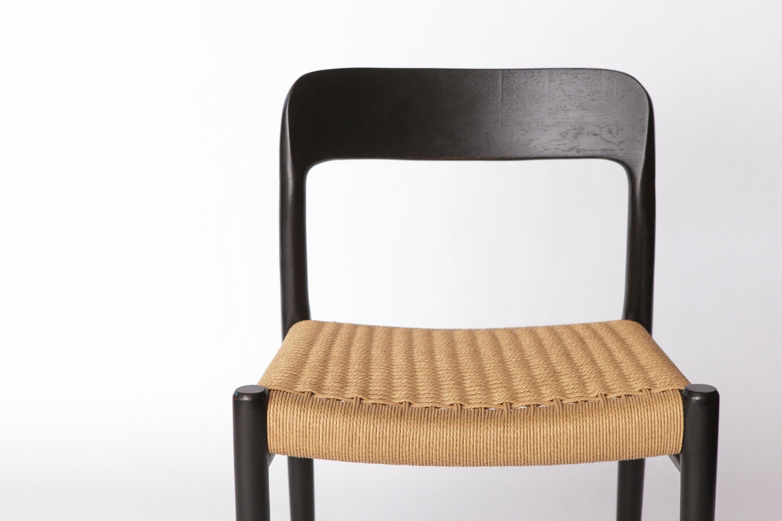 Niels Møller Stuhl, Modell 75 - Black Edition, 1960er Jahre
Der Preis gilt für einen Stuhl.
Bis zu 4 Beistellstühle und 1 Sessel verfügbar.
📩 DM, wenn Sie an dem kompletten Set interessiert sind.

Wunderschön aus massivem Eichenholz gefertigt,