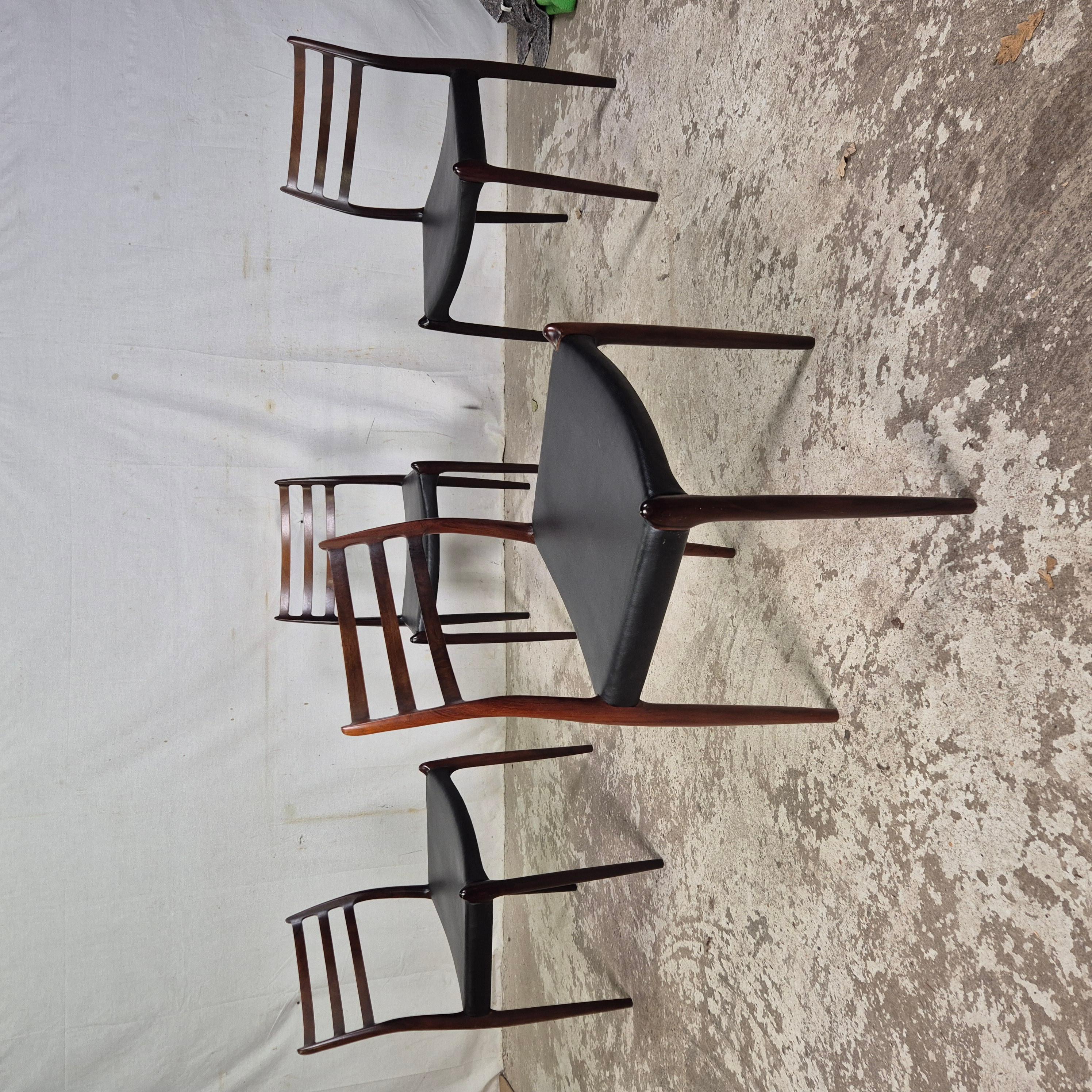 Set of 4 vintage Danish Niels Otto Møller model 78 dining room chairs from the 1950s-60s. They are rare old productions with a metal logo. Produced by J.L. Møllers Møbelfabrik Højbjerg. 

All 4 chairs are still in very good condition, both the wood