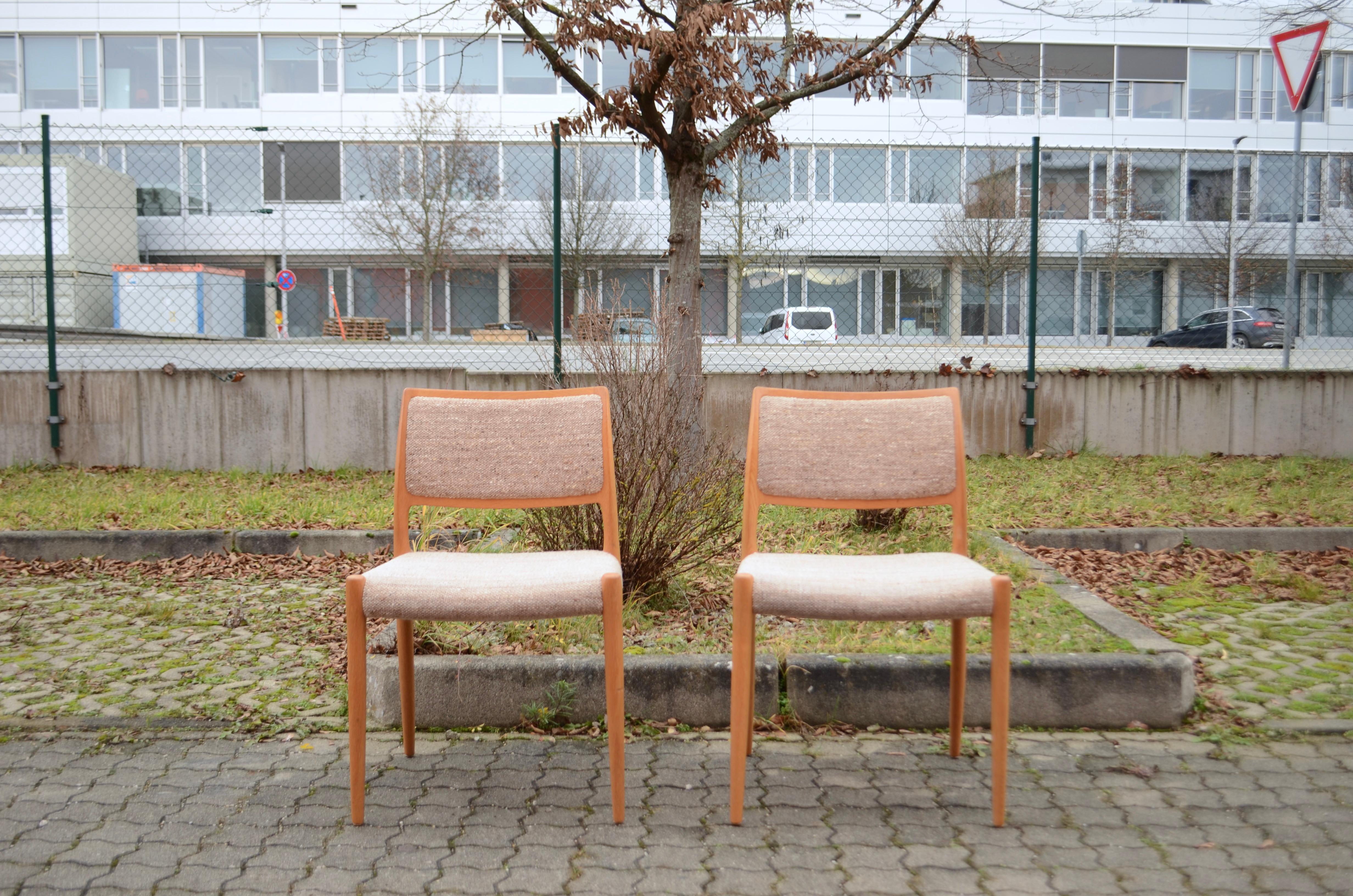Niels Otto Möller Modell 80 per J.L. Möllers Mobelfabrik.
Struttura in rovere massiccio con lana.
Set di 2.
Classico design danese.
In buone condizioni vintage.