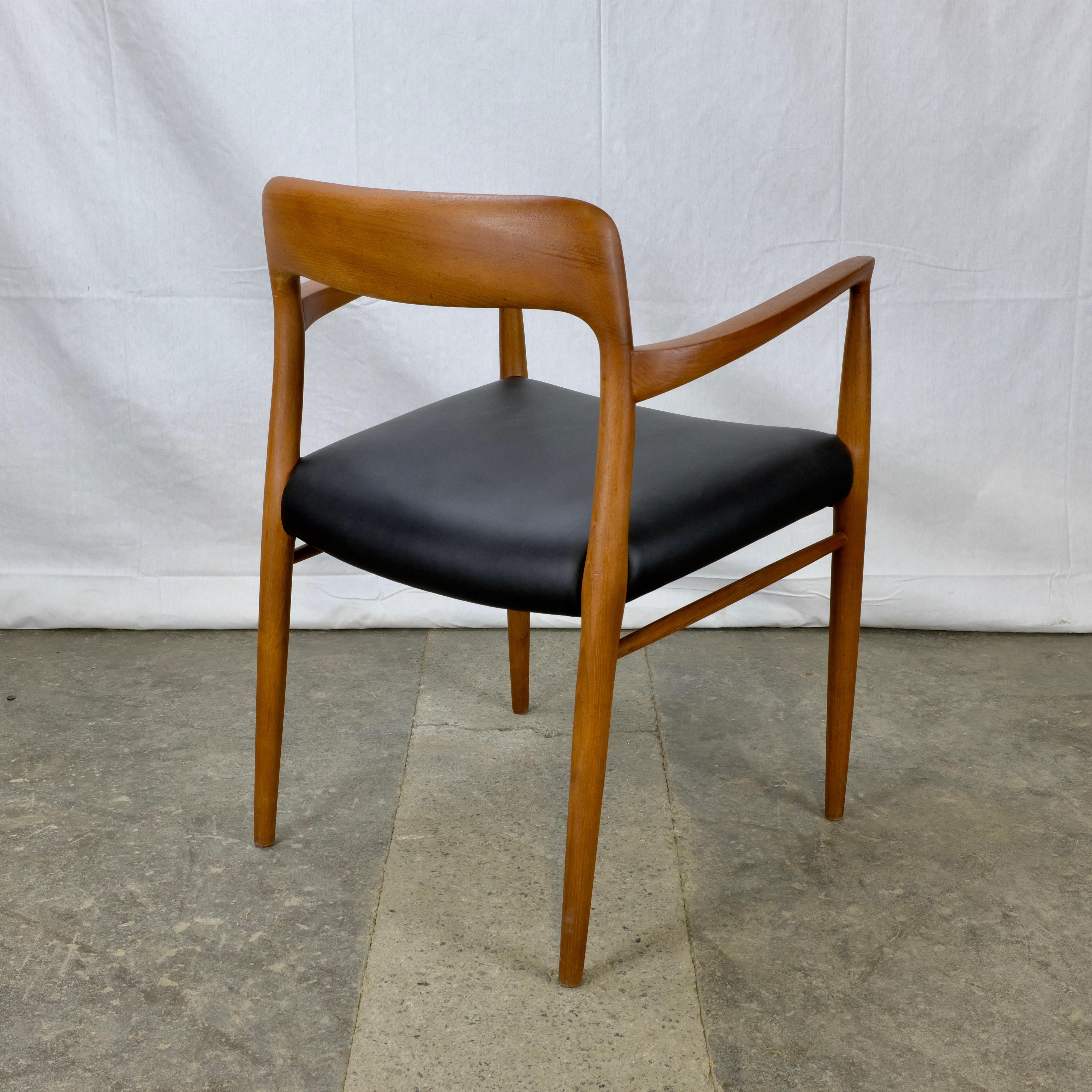 Niels Møller No. 56 Armchair in Teak and Black Leatherette In Excellent Condition For Sale In Ottawa, ON