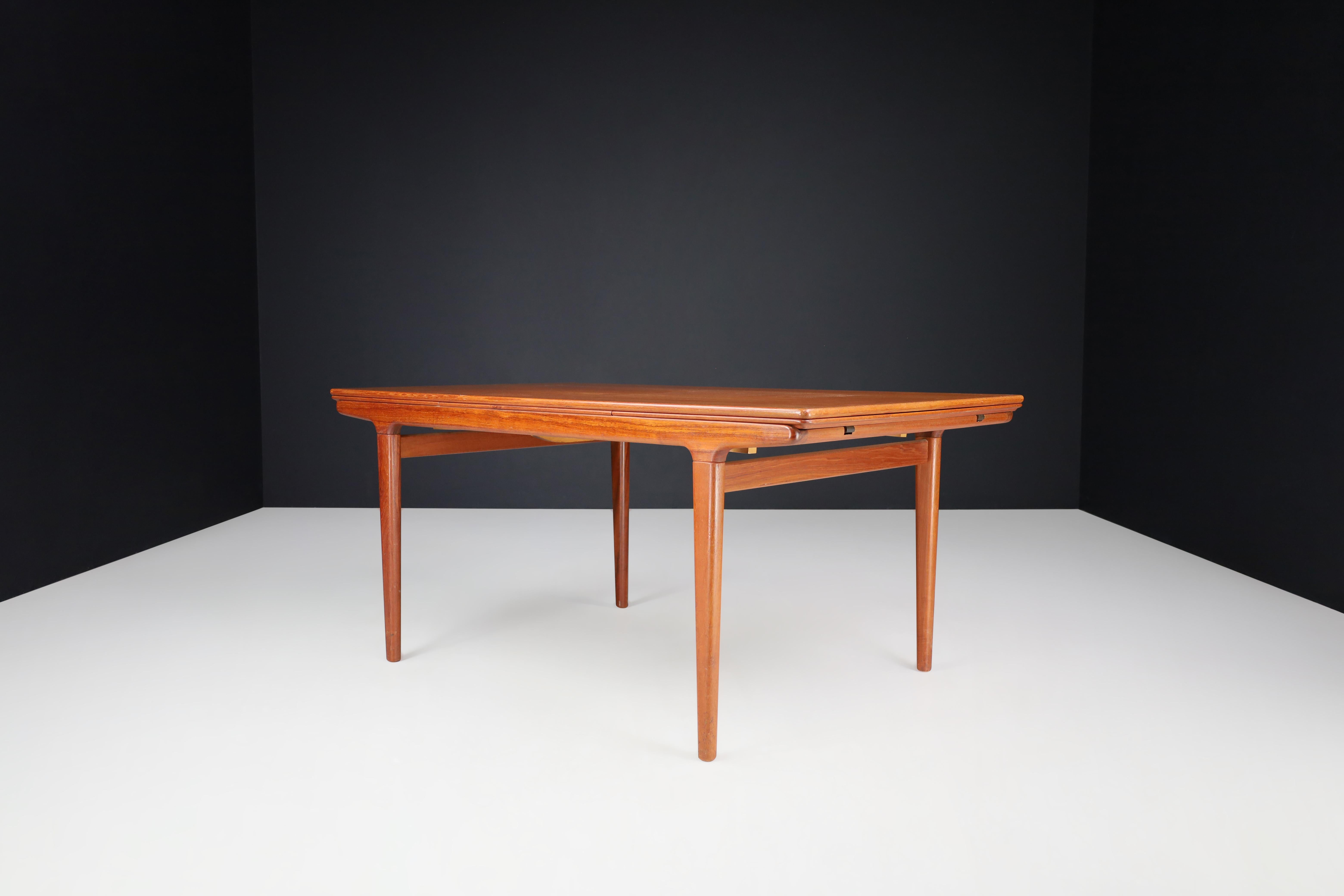 Niels Møller Teak Extension Dining Table Denmark, 1950s

Created by Niels Møller, this modern Danish extension table is famous for its beautifully tapered lines and the warmth of the teak. Two concealed leaves easily slide out, allowing ten