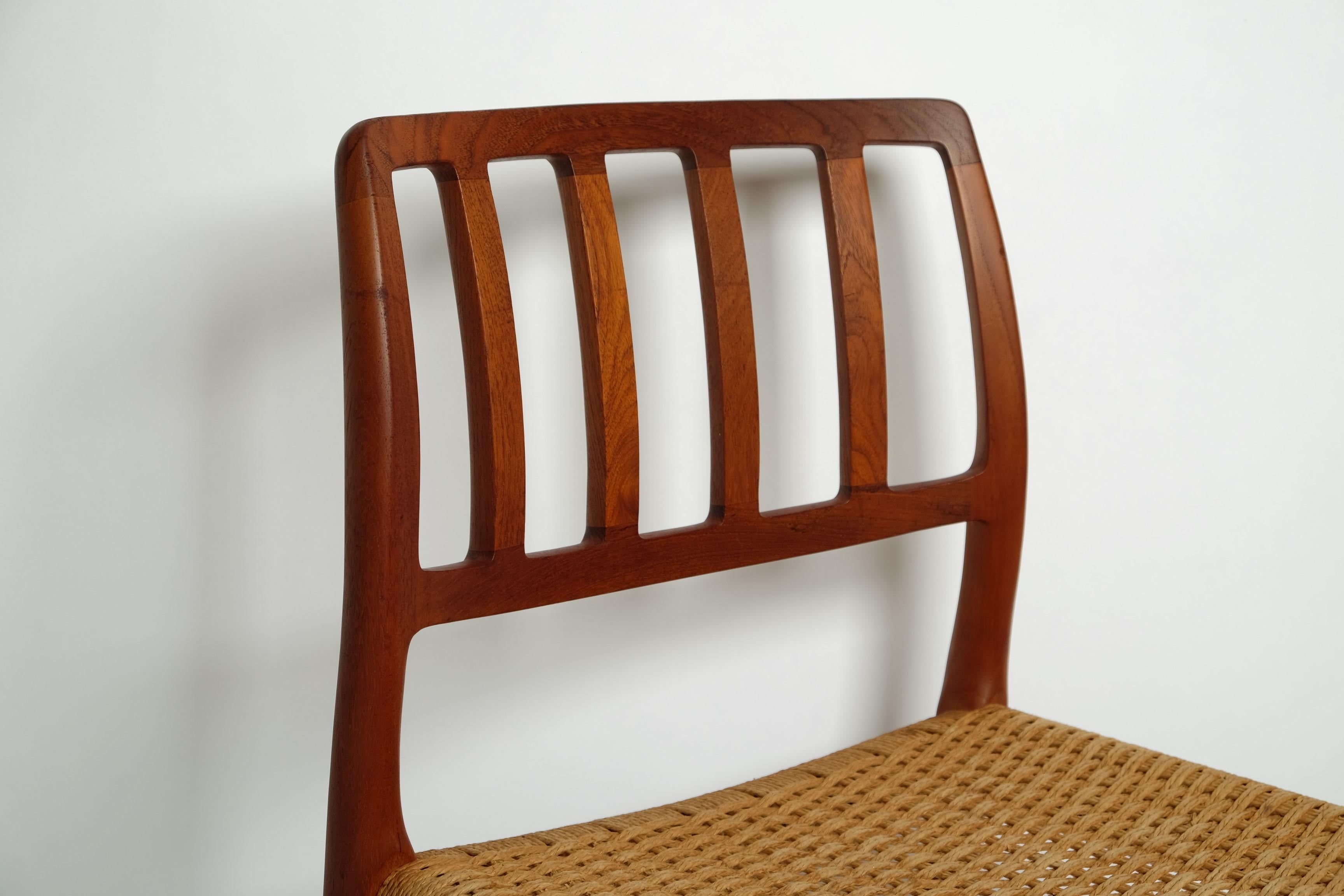 Ti offriamo una sedia da pranzo Niels Möller modello 83 in teak e corda di carta, realizzata in Danimarca negli anni Settanta.

Bellissimo oggetto vintage originale della metà del secolo scorso. La sedia Model No. 83 è stata progettata nel 1974 da