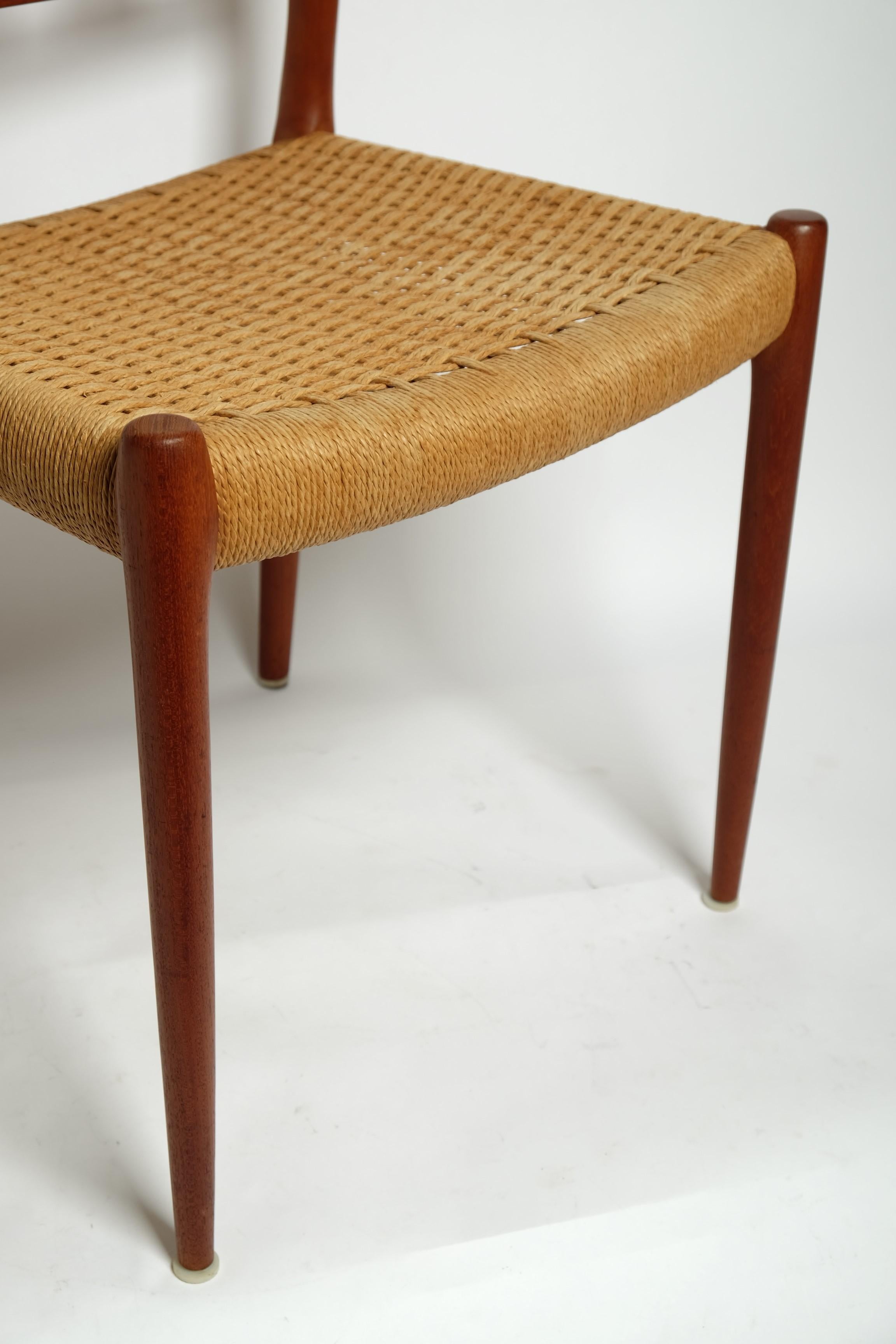 Scandinavo moderno Sedia da pranzo Niels Otto Möller Modello 83 Teak Papercord, Danimarca anni '70