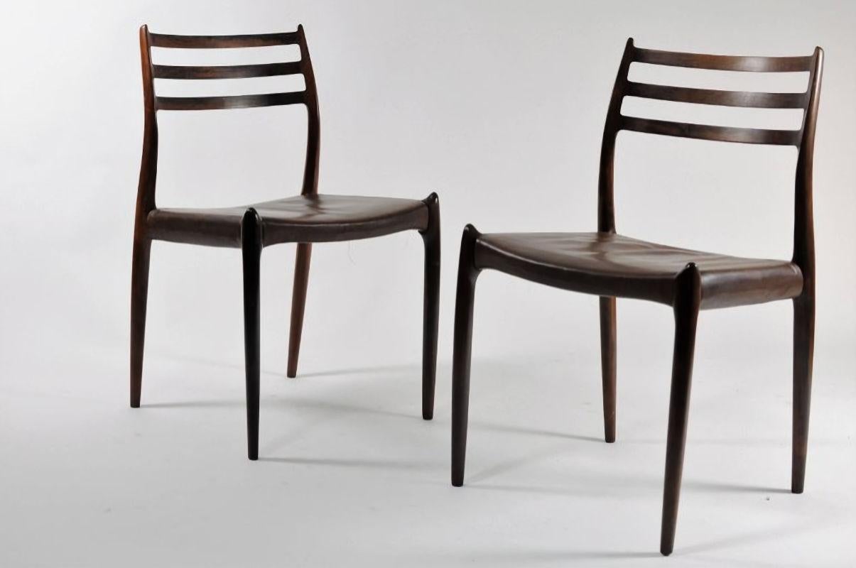 Niels Moller Acht restaurierte Palisander-Esszimmerstühle aus Rosenholz mit individueller Polsterung

Der ikonische Esszimmerstuhl Modell 78 wurde 1954 von Niels O. Møller für J.L. entworfen. Møllers Møbelfabrik. Das Modell ist mit seinen