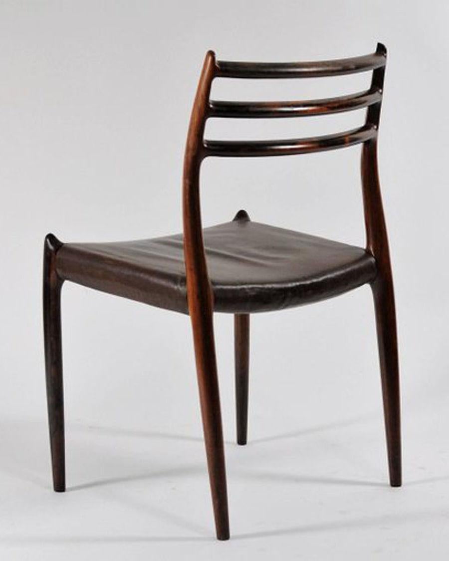Niels Moller Acht restaurierte Palisander-Esszimmerstühle aus Rosenholz mit individueller Polsterung im Angebot 1