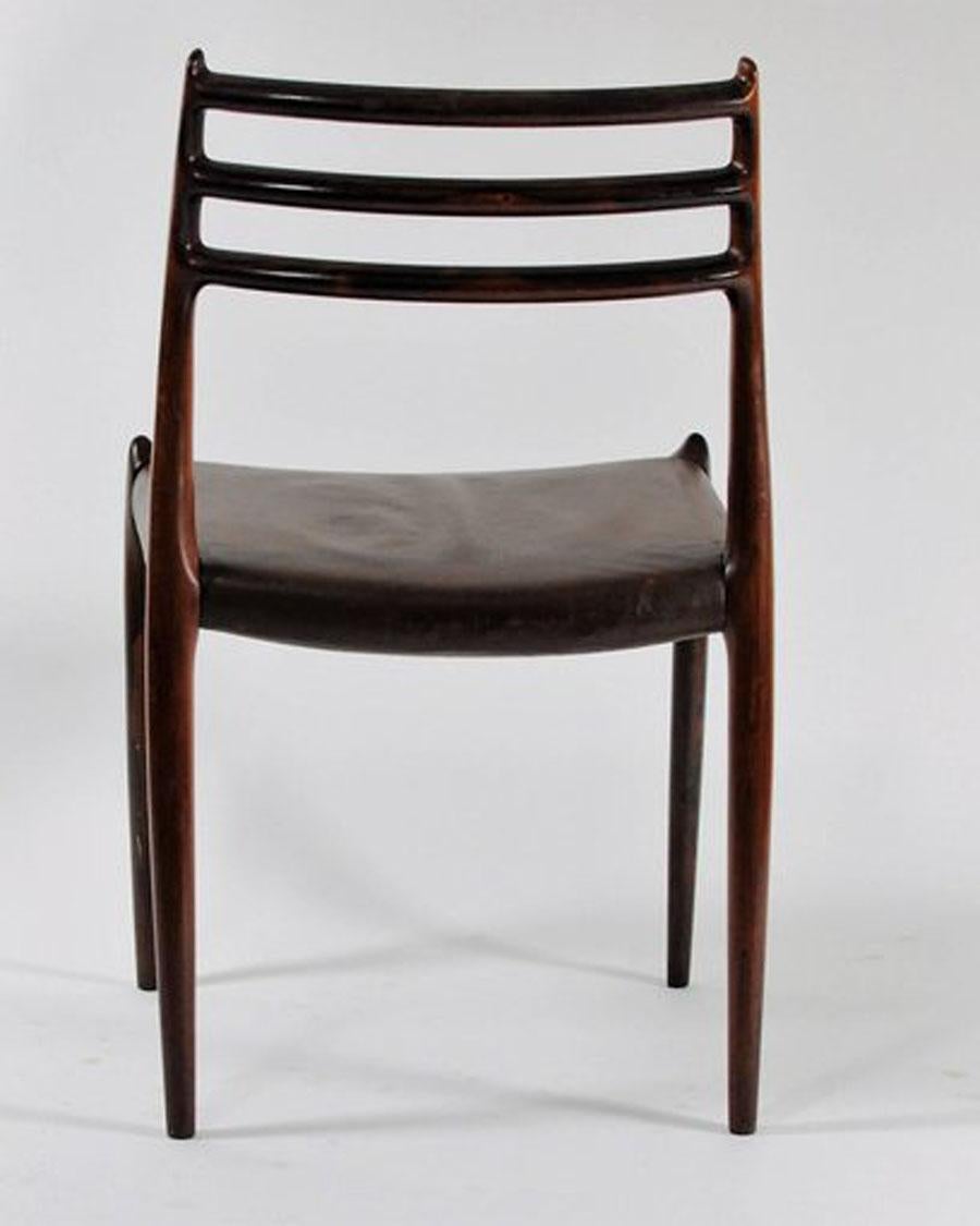 Niels Moller Huit chaises de salle à manger en palissandre restaurées, y compris le rembourrage sur mesure en vente 1